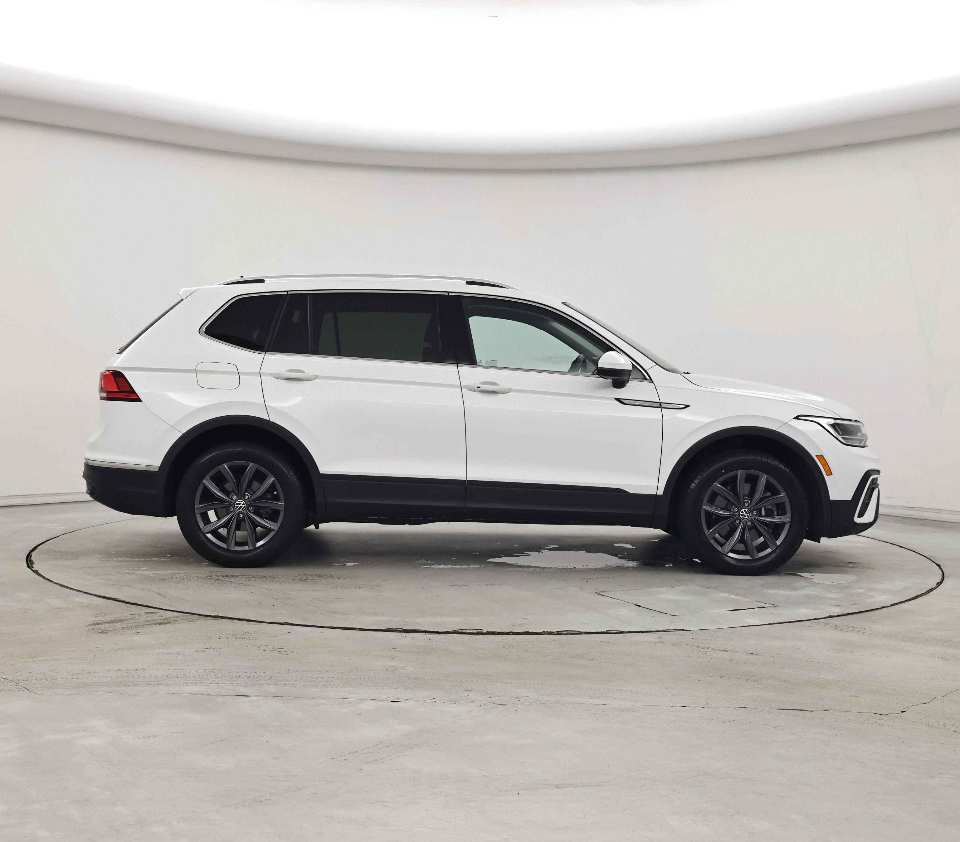 Thumbnail: 2023 Volkswagen Tiguan - 7