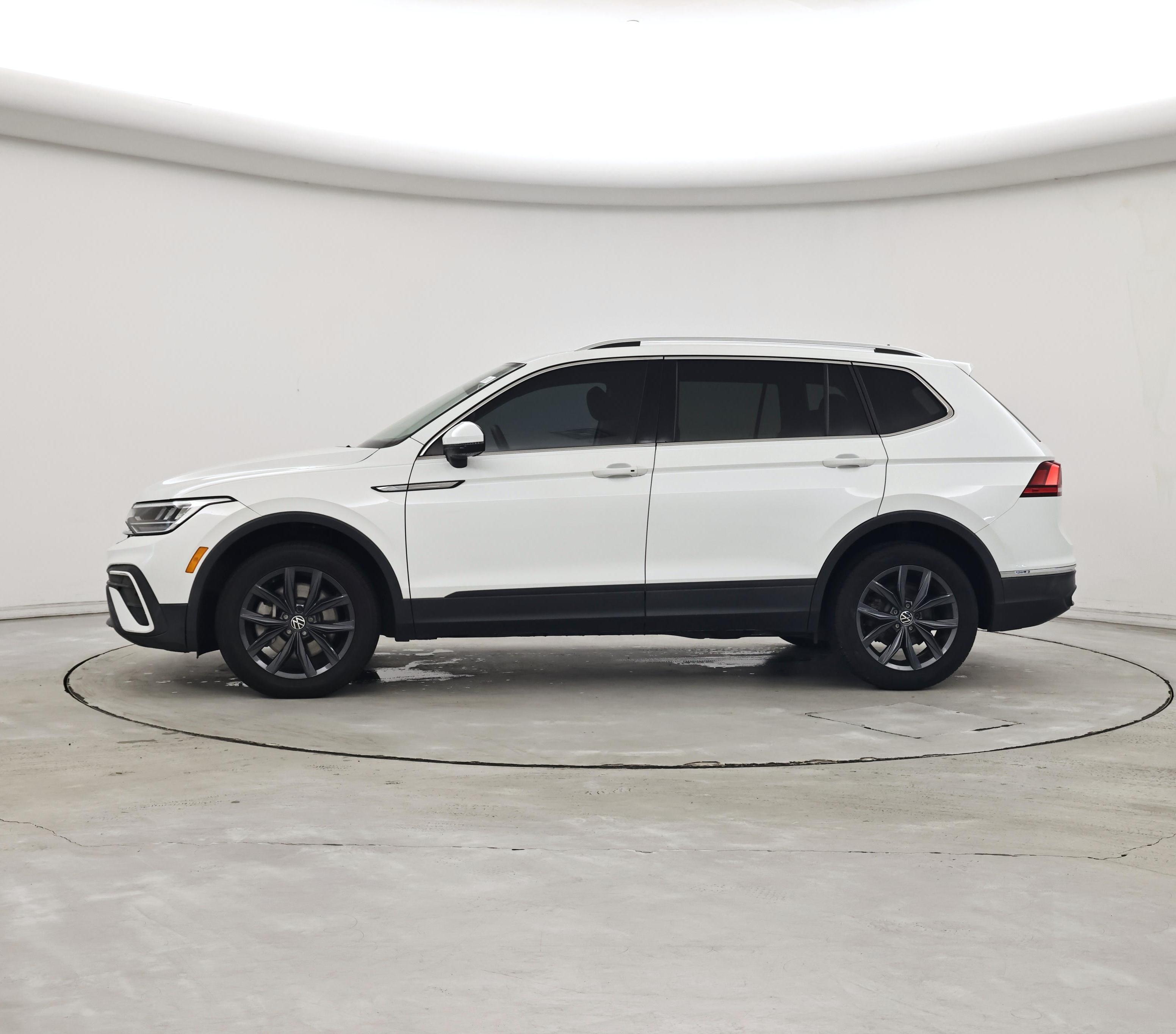 Thumbnail: 2023 Volkswagen Tiguan - 3