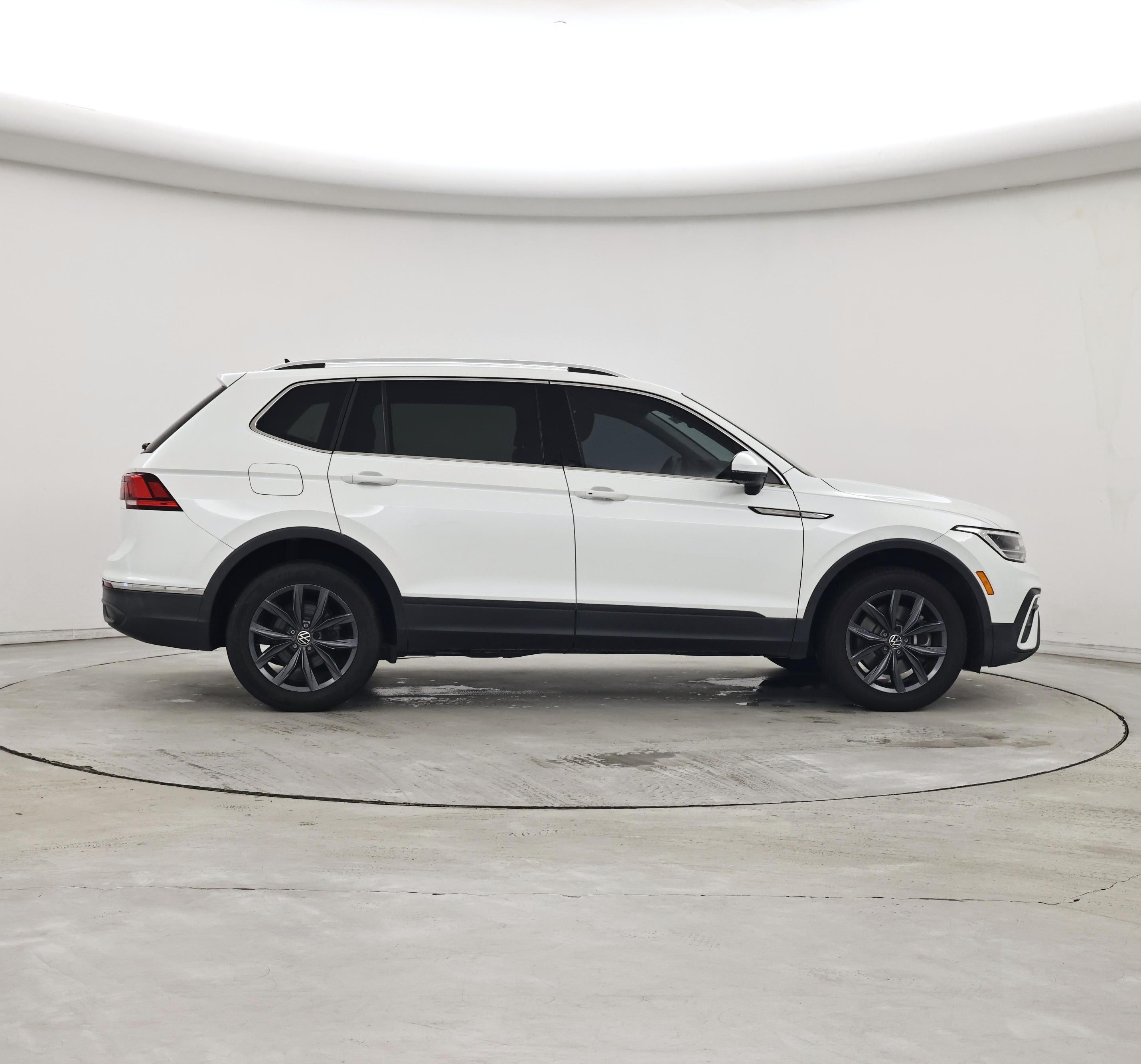 Thumbnail: 2023 Volkswagen Tiguan - 7