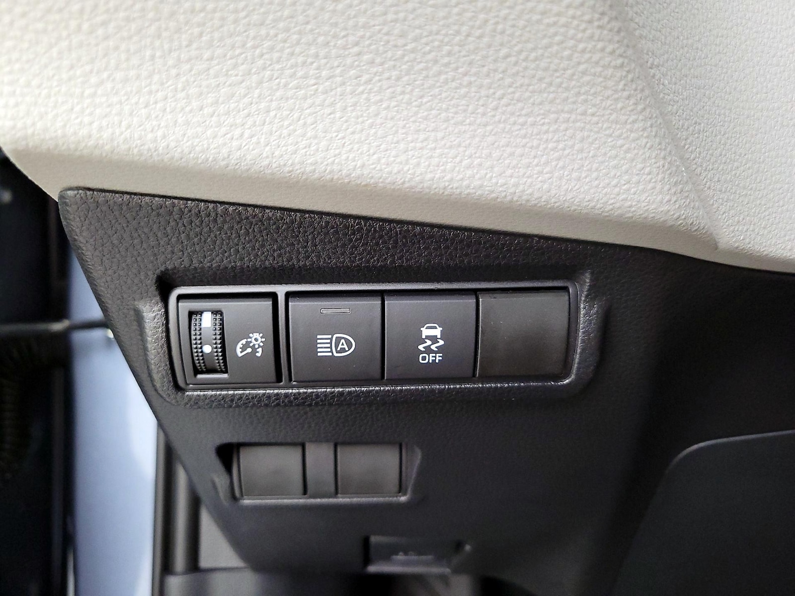 2026 Toyota Corolla Cross L - Photo 14