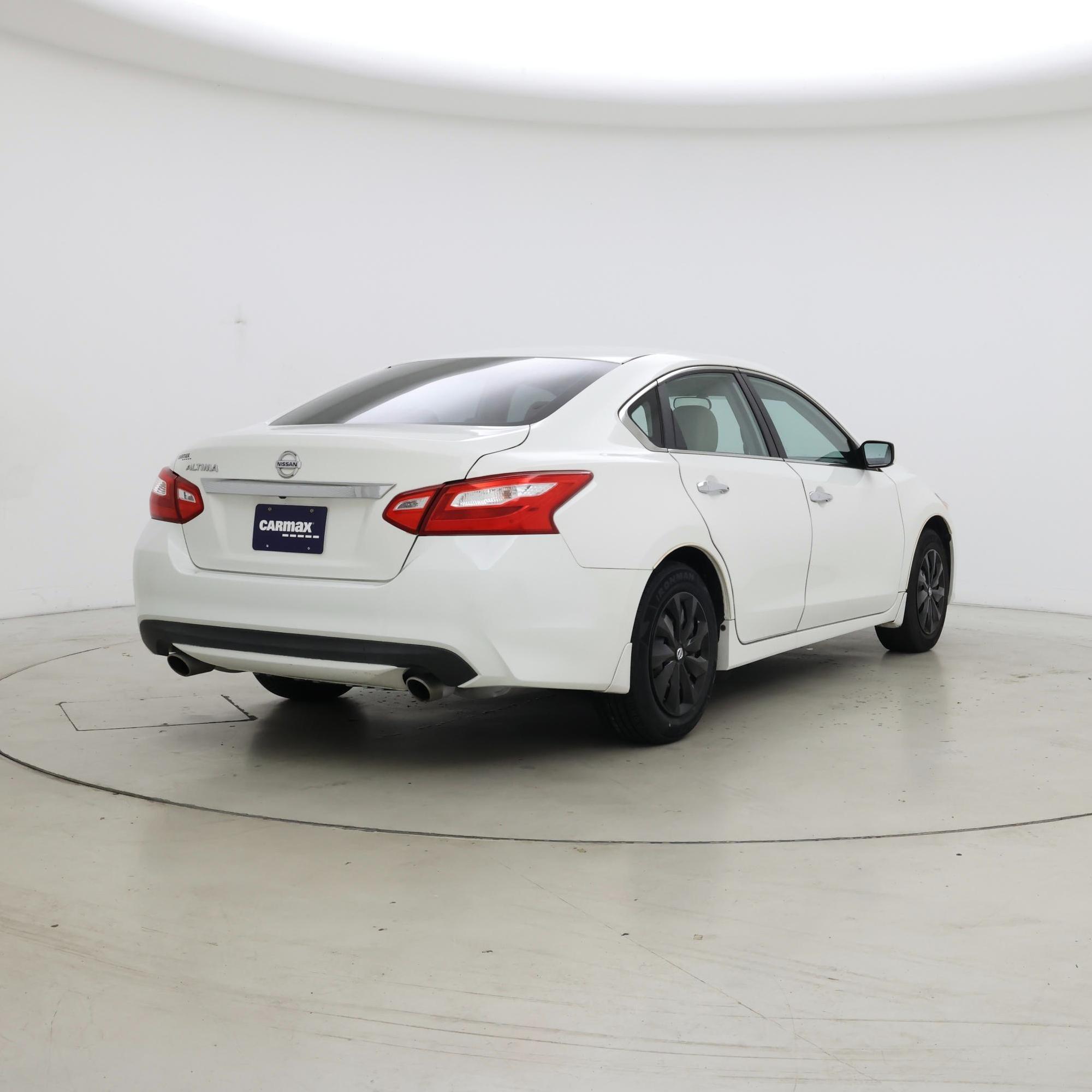 Thumbnail: 2017 Nissan Altima - 8