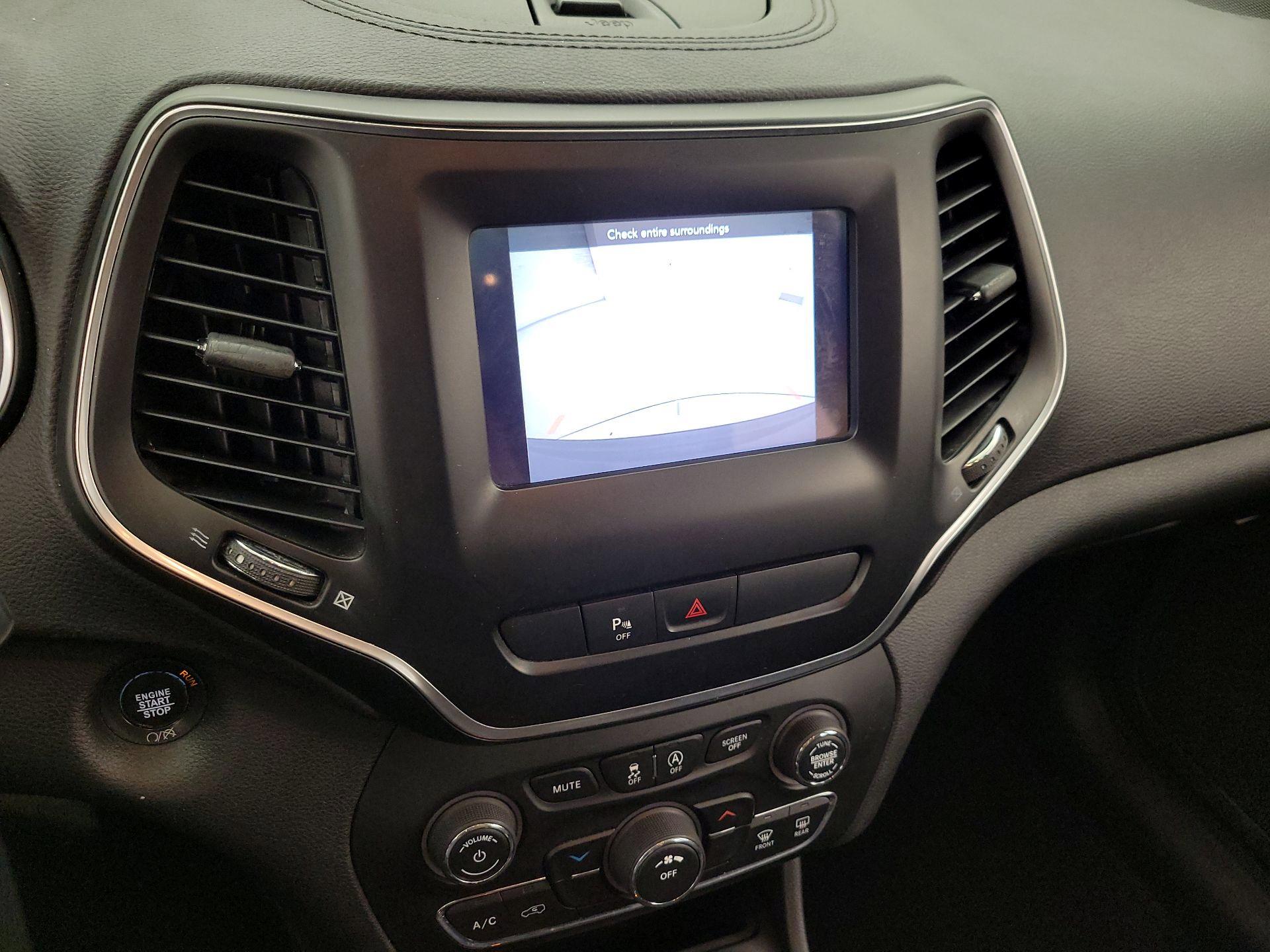 Thumbnail: 2019 Jeep Cherokee - 14