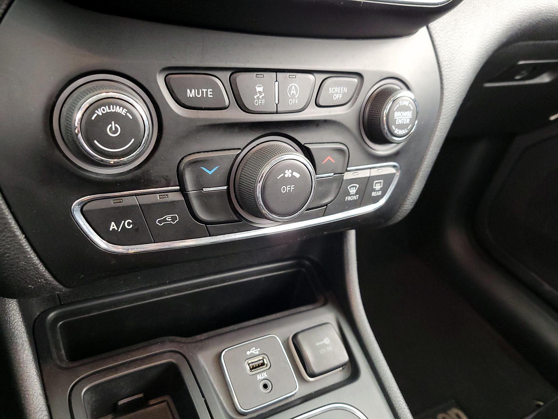 Thumbnail: 2019 Jeep Cherokee - 16