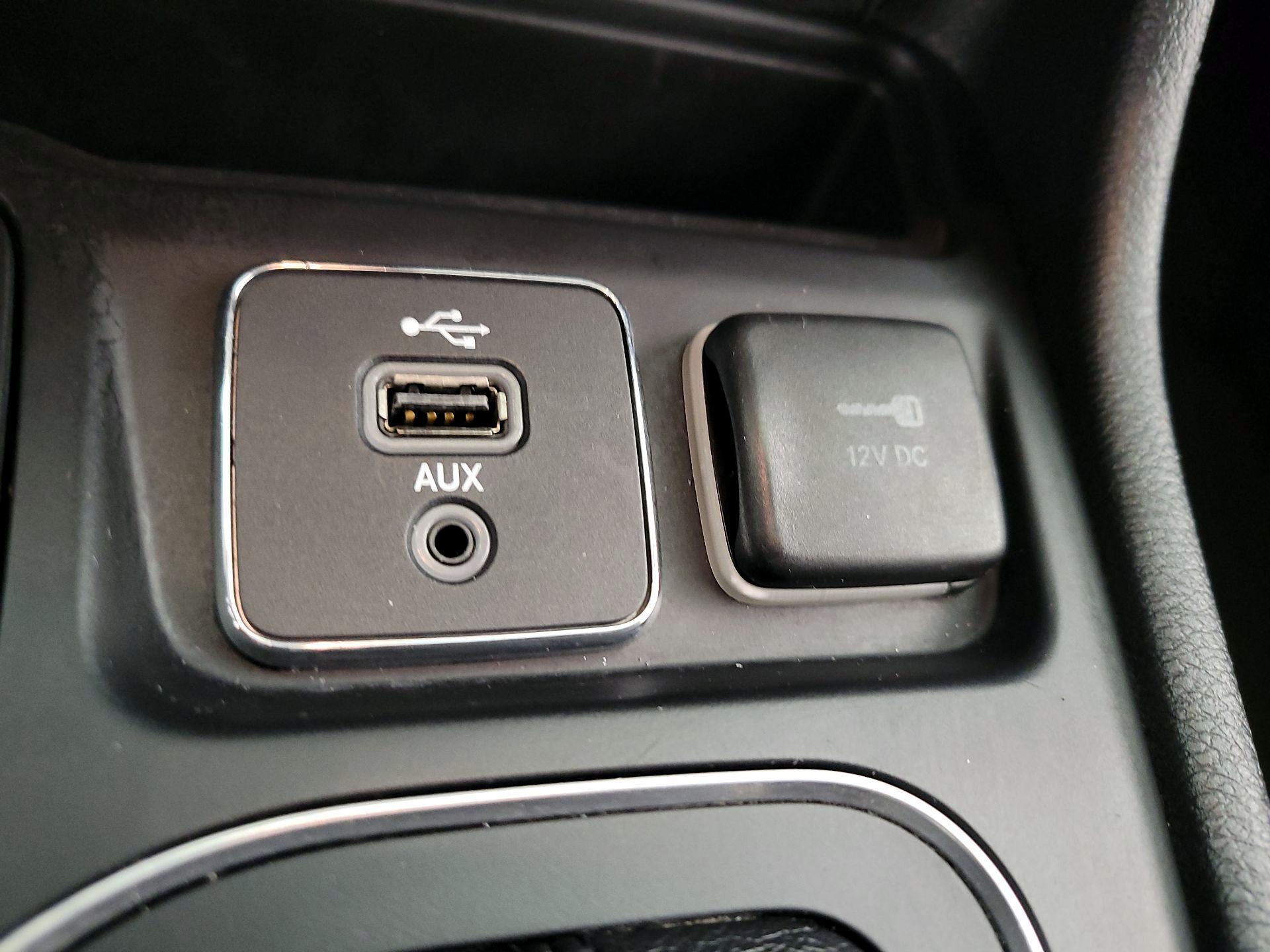Thumbnail: 2019 Jeep Cherokee - 18