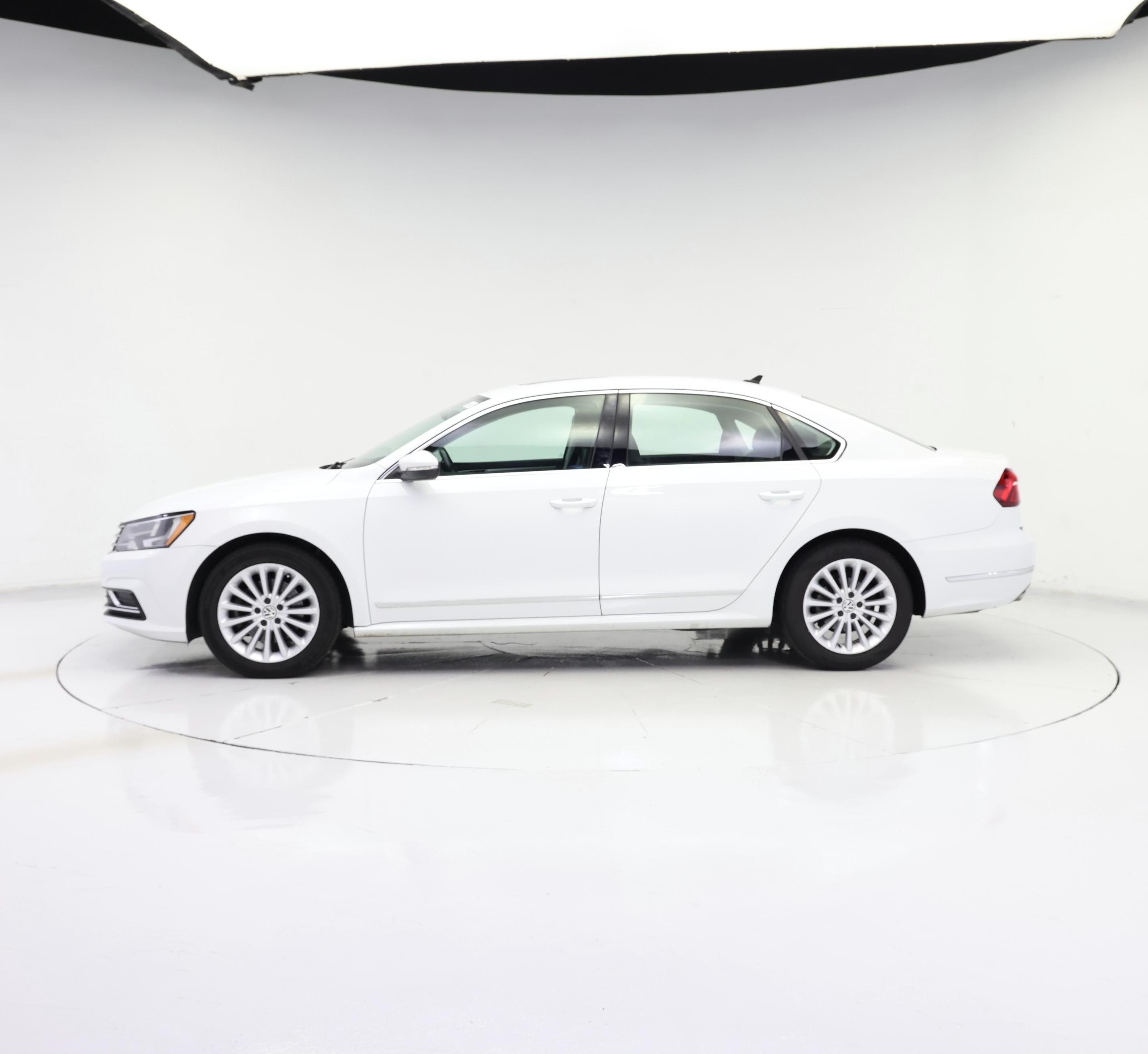 Thumbnail: 2017 Volkswagen Passat - 3