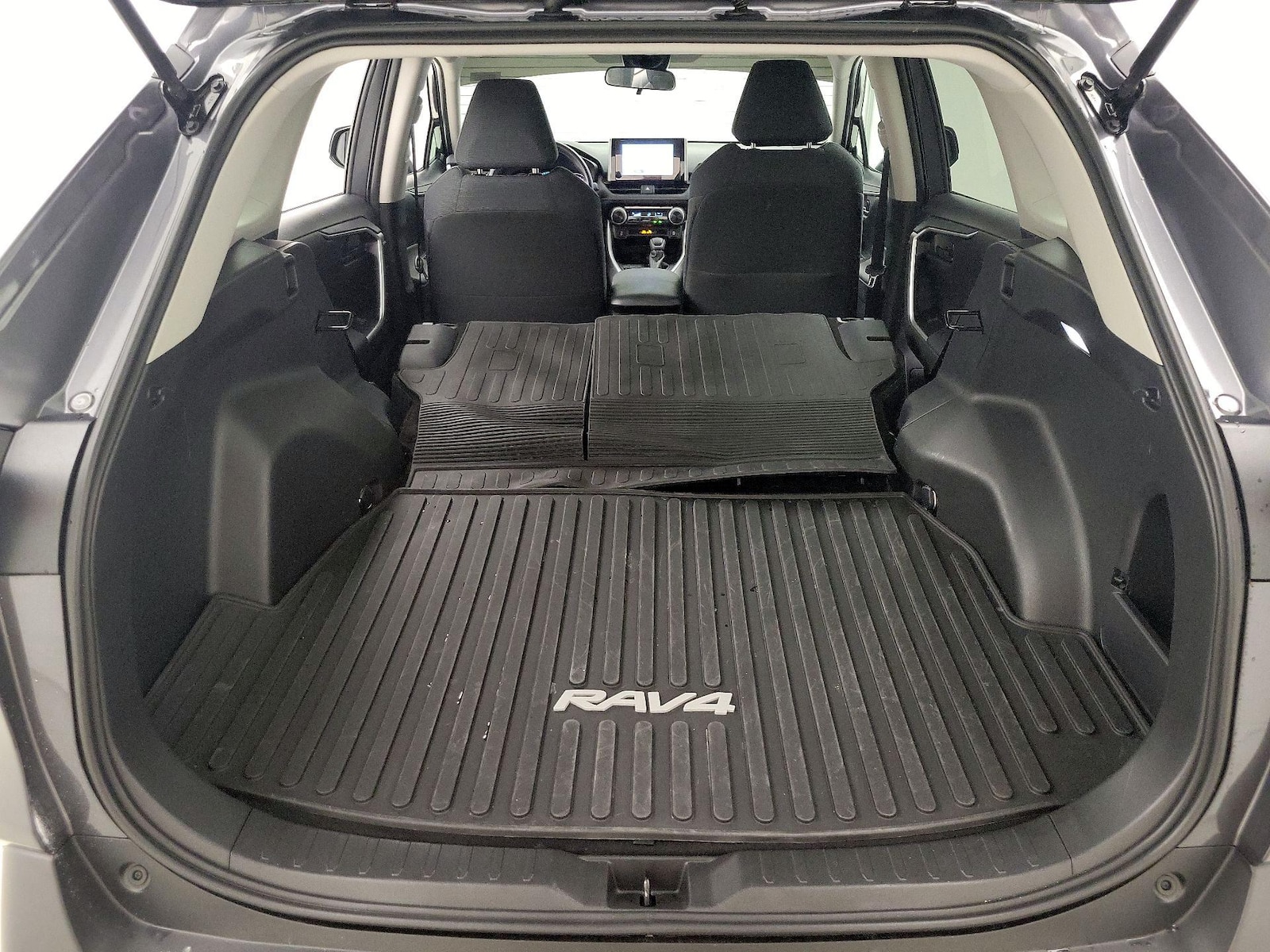 2025 Toyota RAV4 LE - Photo 22