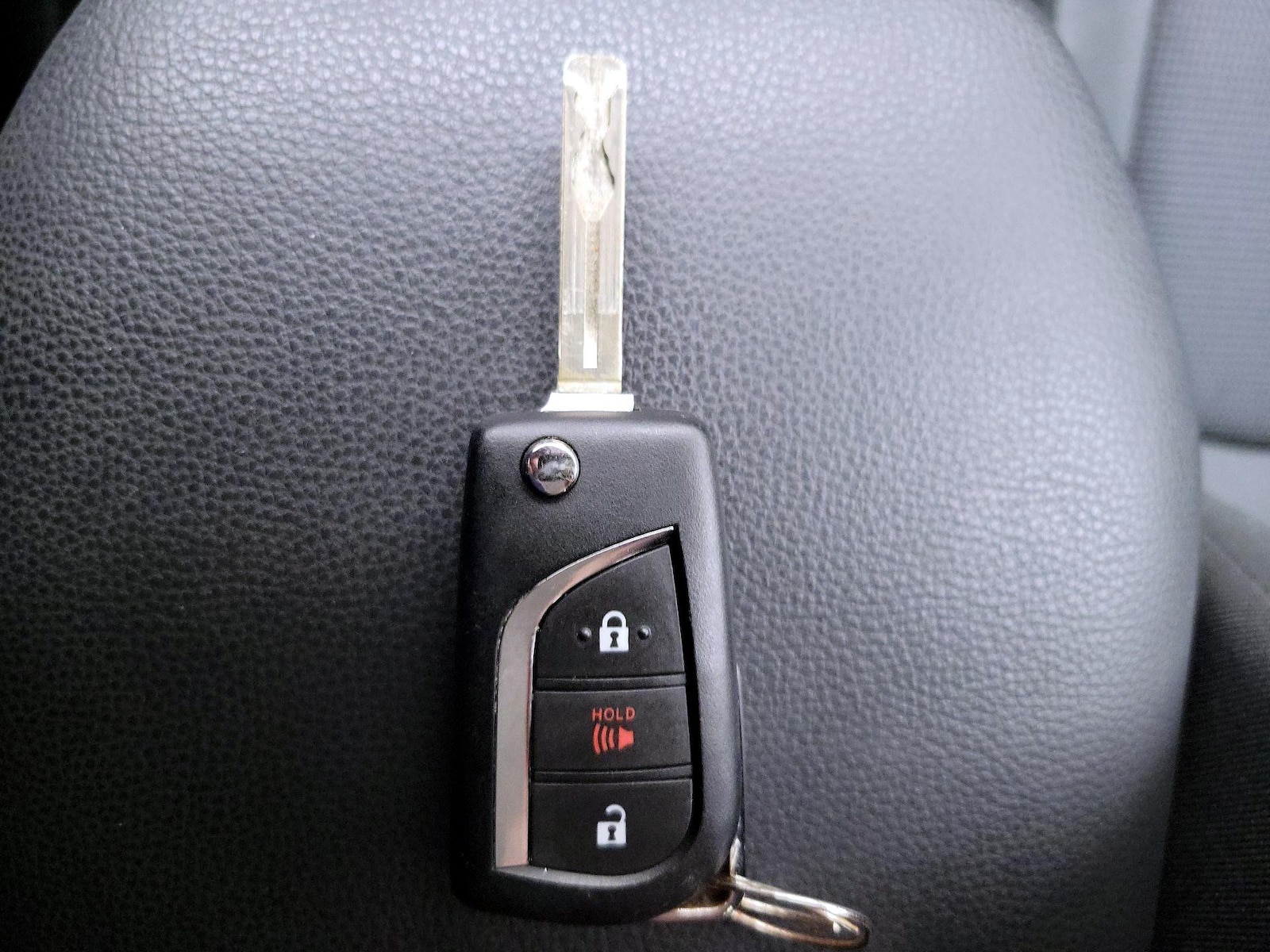 2025 Toyota RAV4 LE - Photo 24