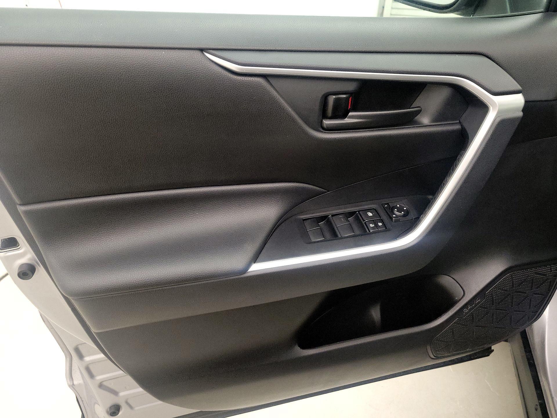 Thumbnail: 2020 Toyota RAV4 - 12