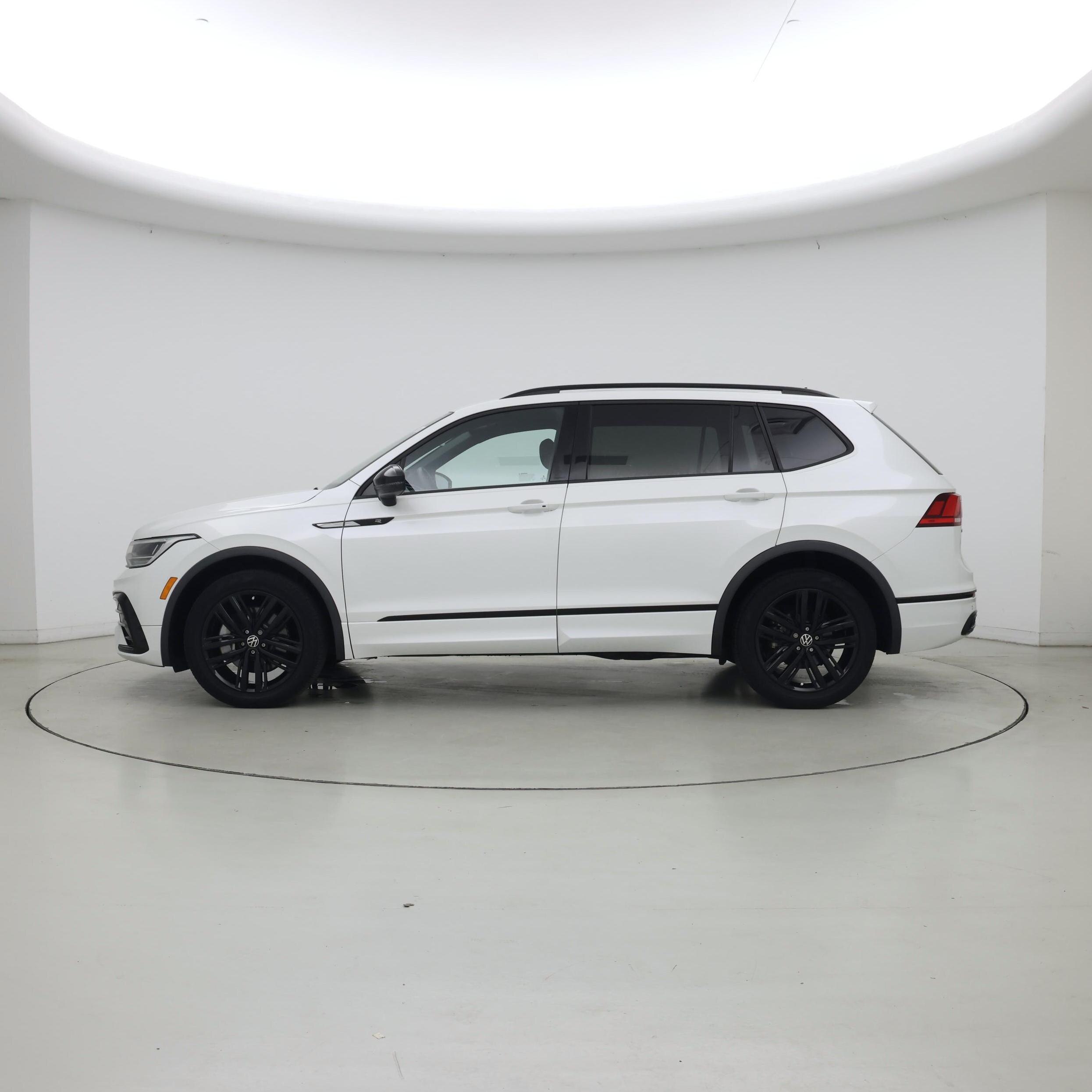 Thumbnail: 2022 Volkswagen Tiguan - 3