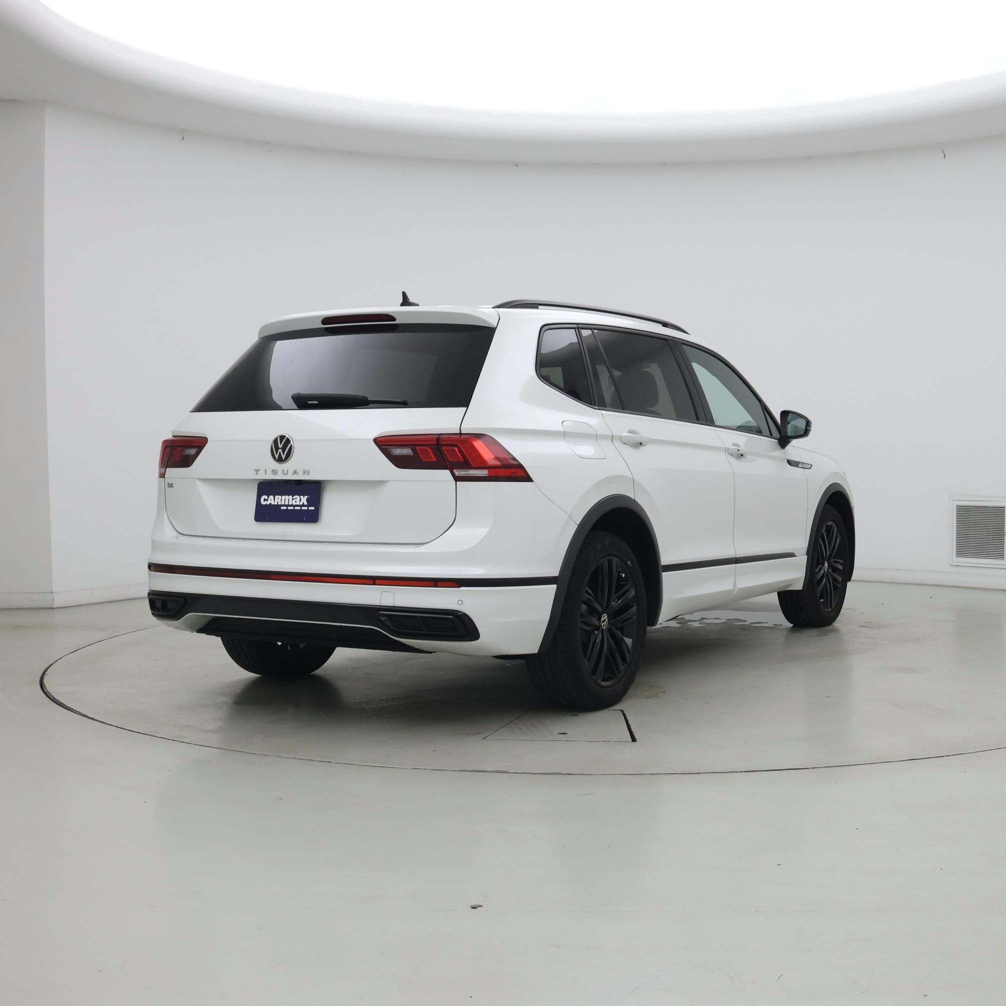 Thumbnail: 2022 Volkswagen Tiguan - 8