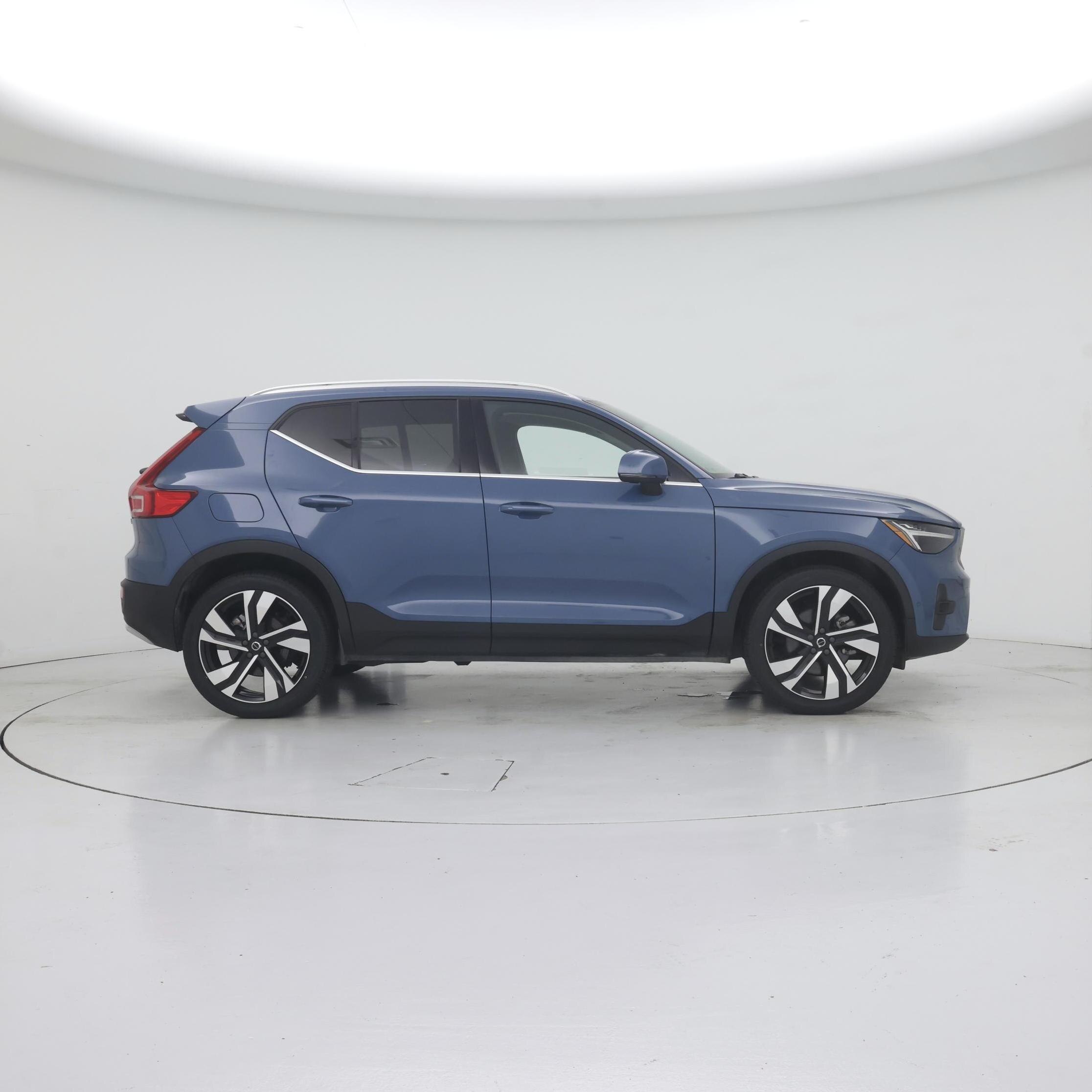 Thumbnail: 2023 Volvo XC40 - 7