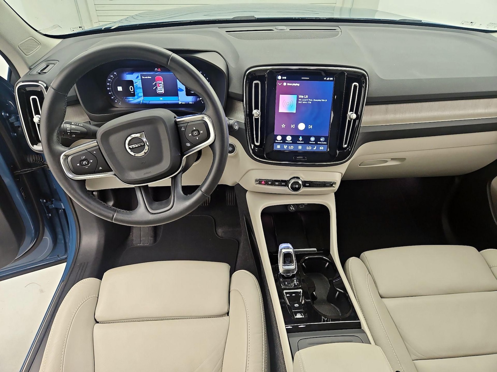 2023 Volvo XC40 Plus - Photo 10