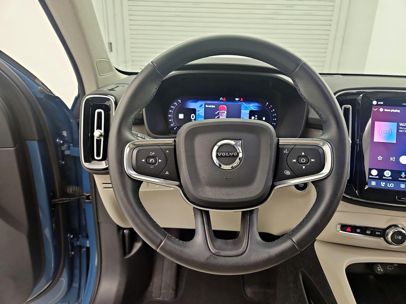 2023 Volvo XC40 Plus - Photo 11
