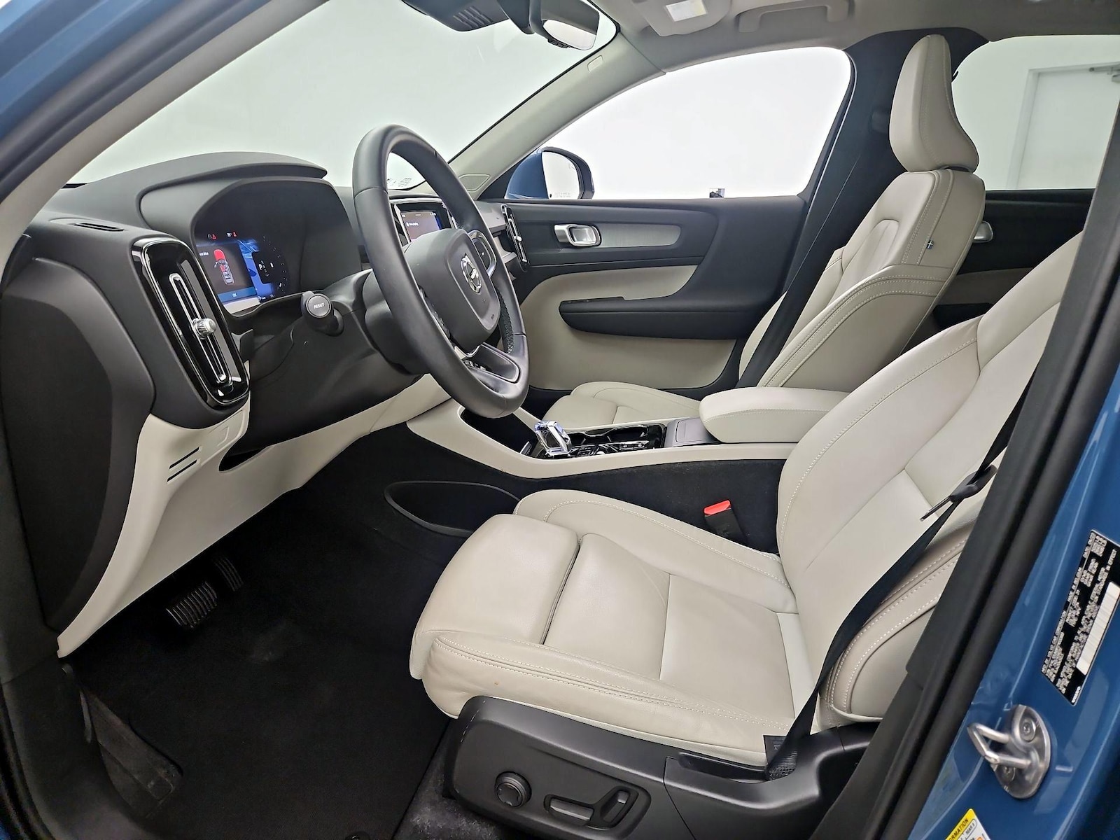 2023 Volvo XC40 Plus - Photo 12