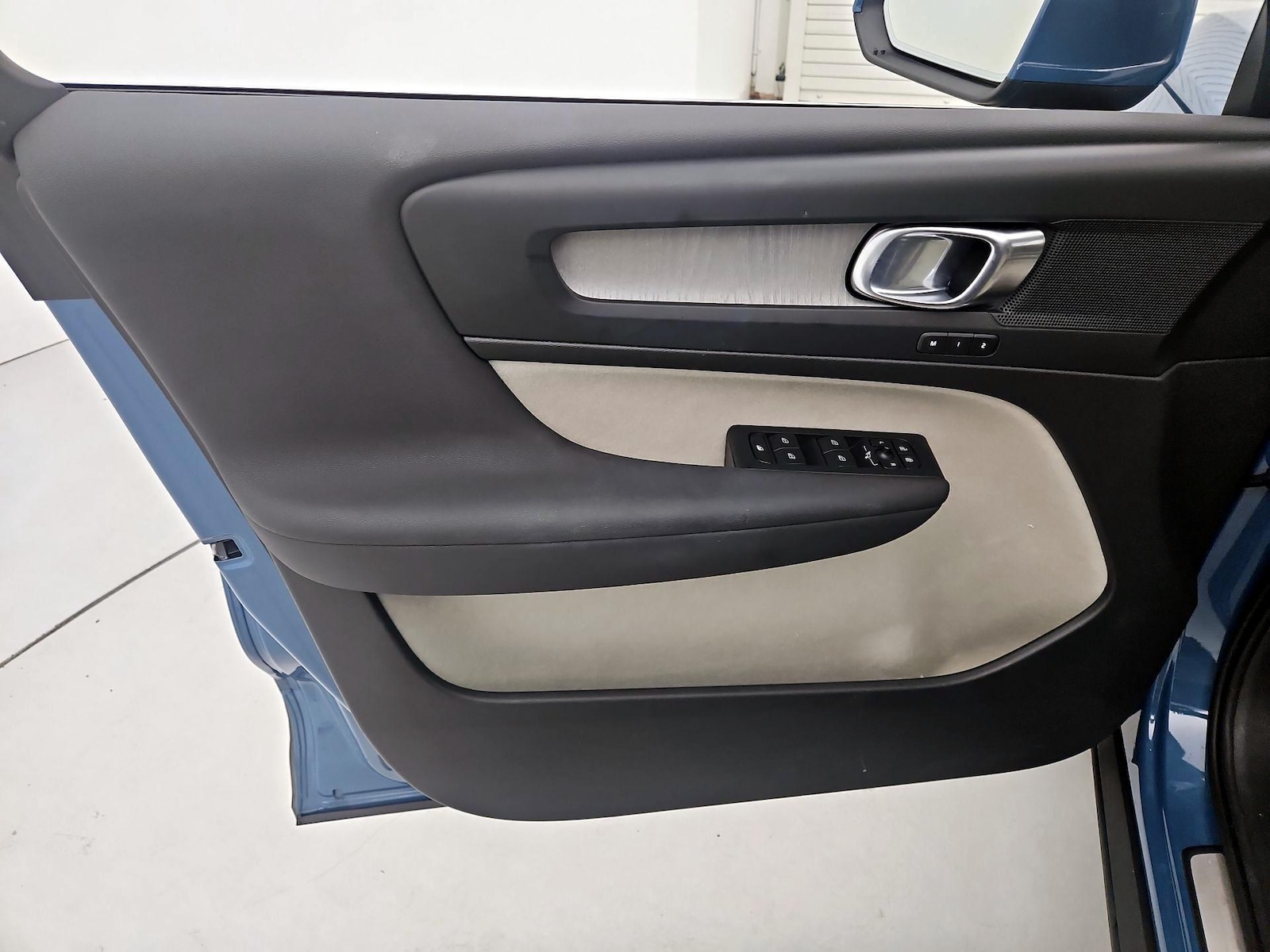 2023 Volvo XC40 Plus - Photo 13