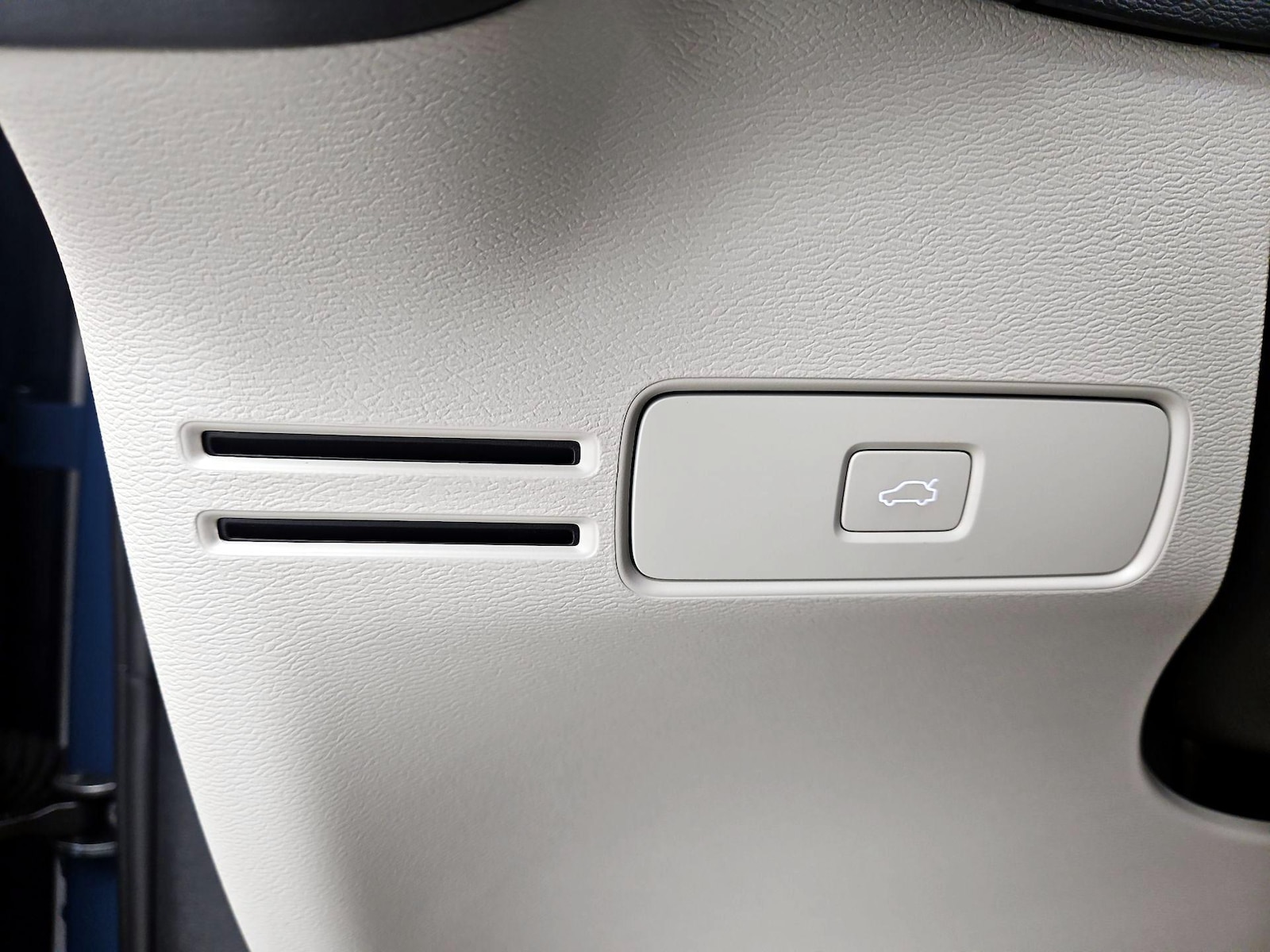 2023 Volvo XC40 Plus - Photo 14