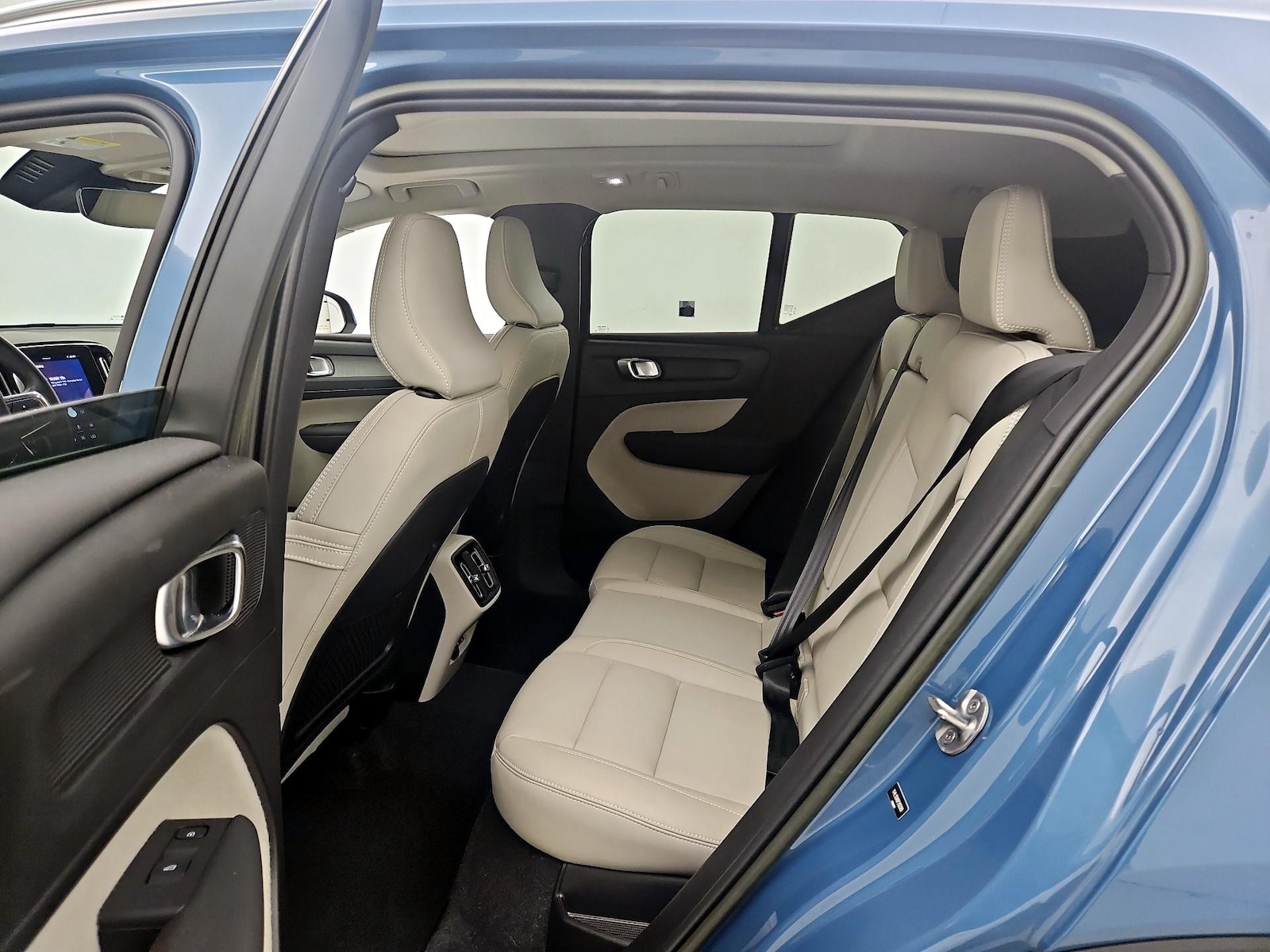 2023 Volvo XC40 Plus - Photo 21