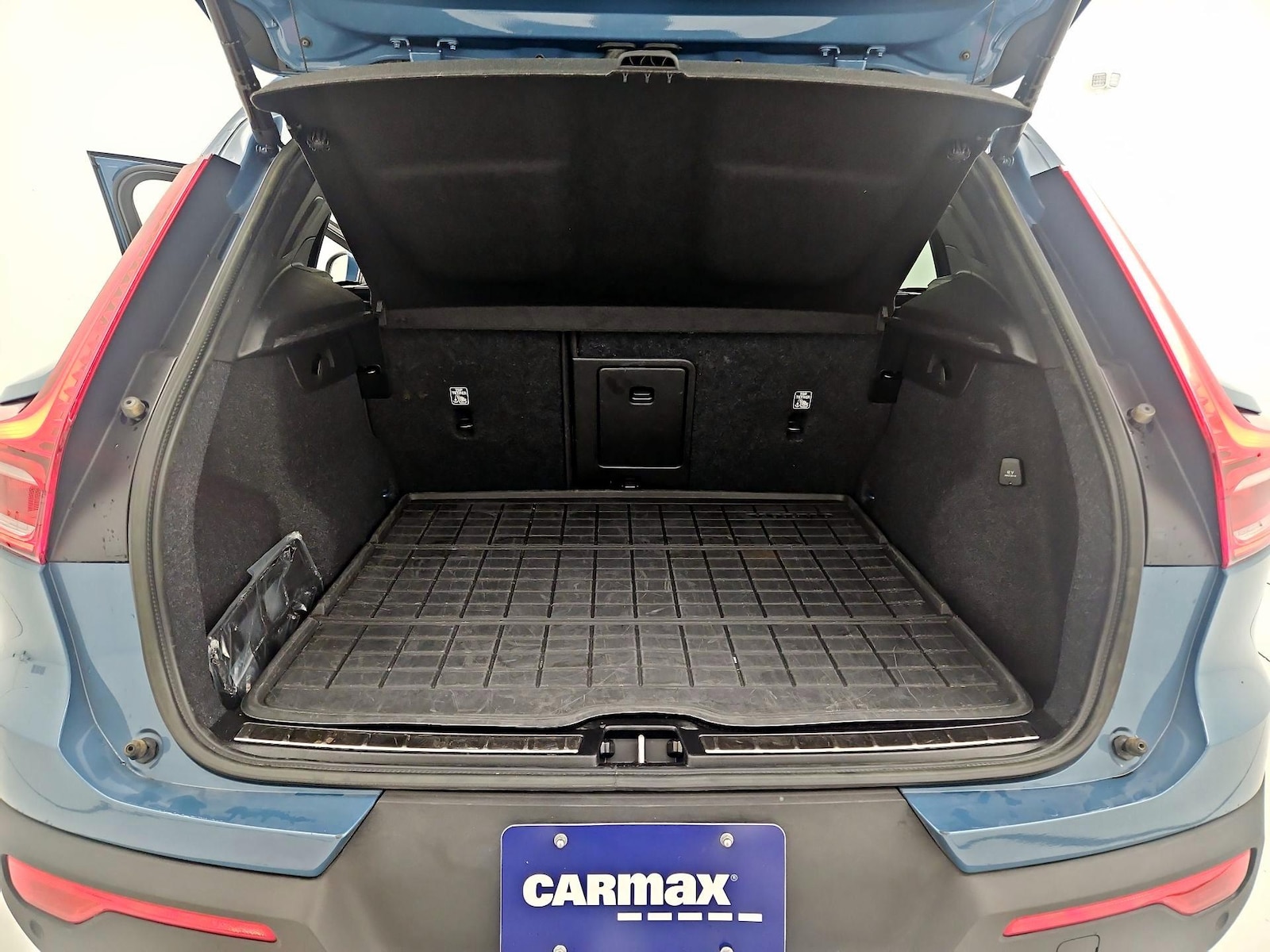 2023 Volvo XC40 Plus - Photo 22