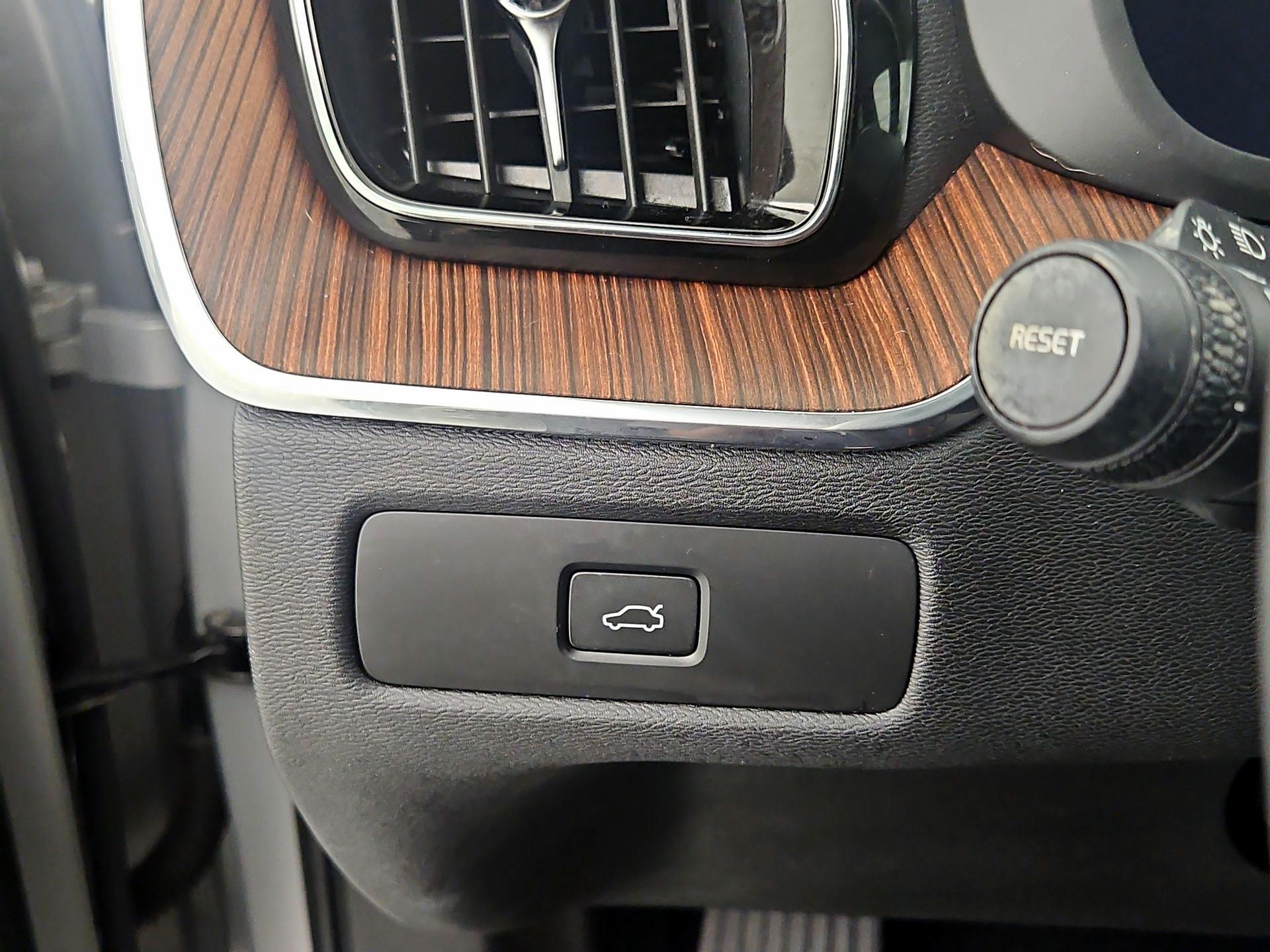 Thumbnail: 2023 Volvo XC60 - 13