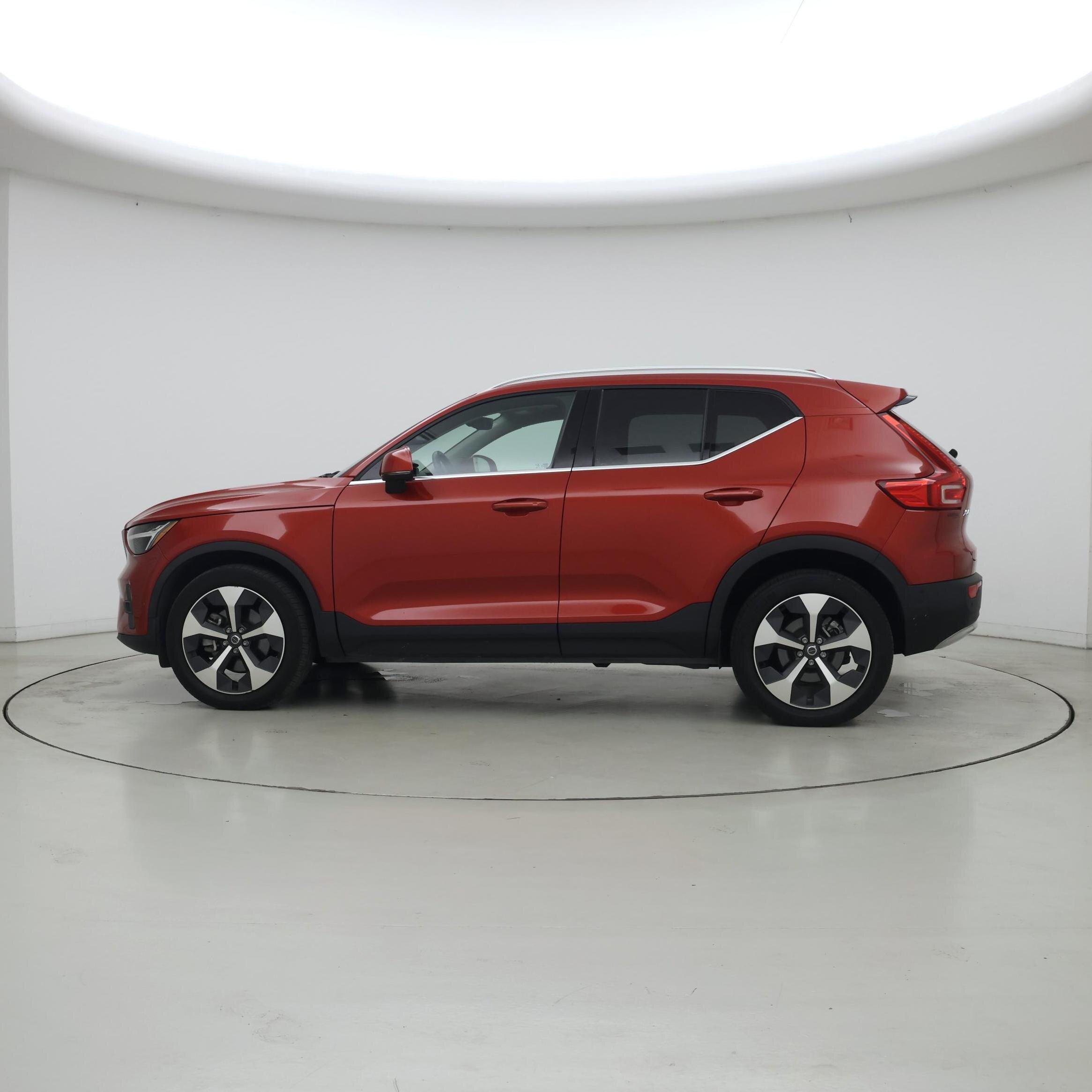 Thumbnail: 2023 Volvo XC40 - 3