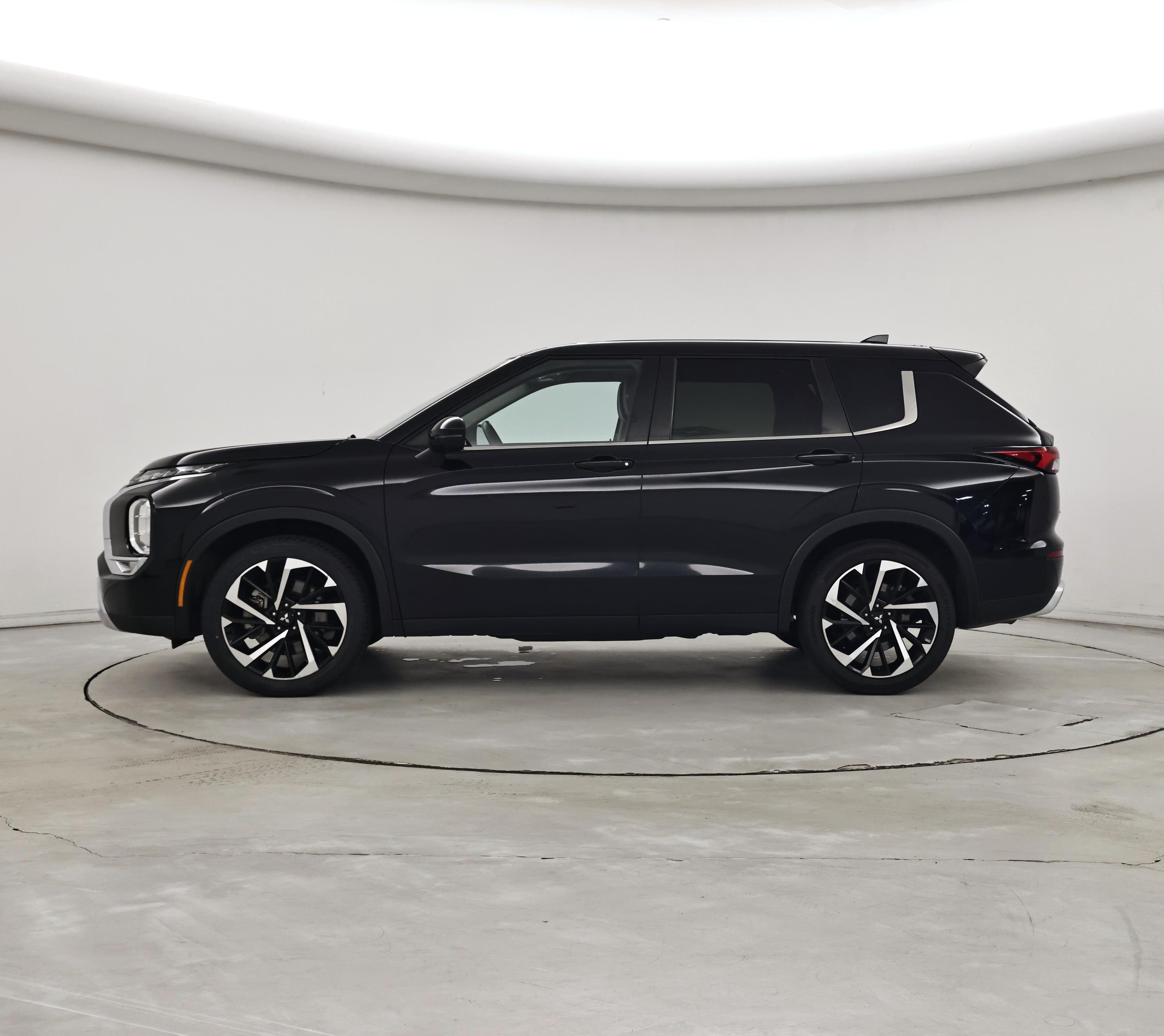 Thumbnail: 2024 Mitsubishi Outlander - 3