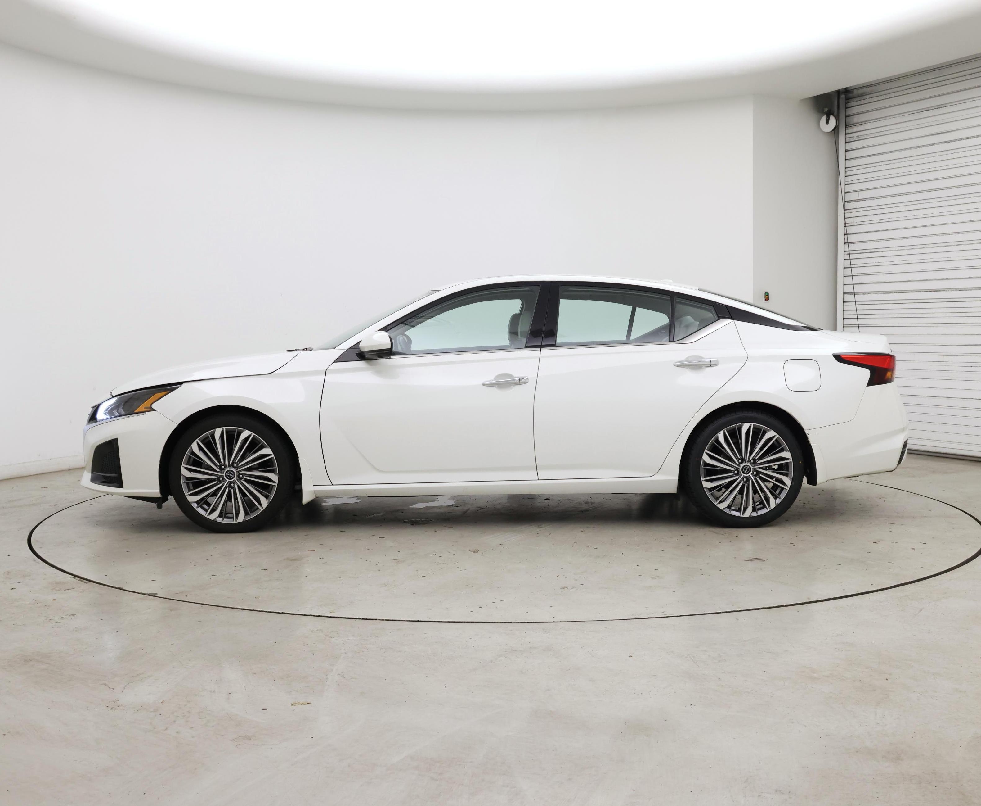 Thumbnail: 2023 Nissan Altima - 3