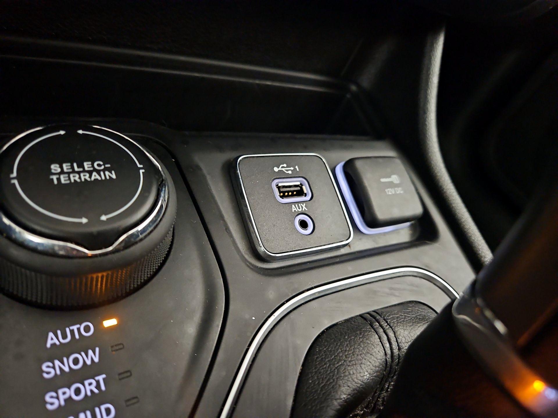 Thumbnail: 2020 Jeep Cherokee - 16