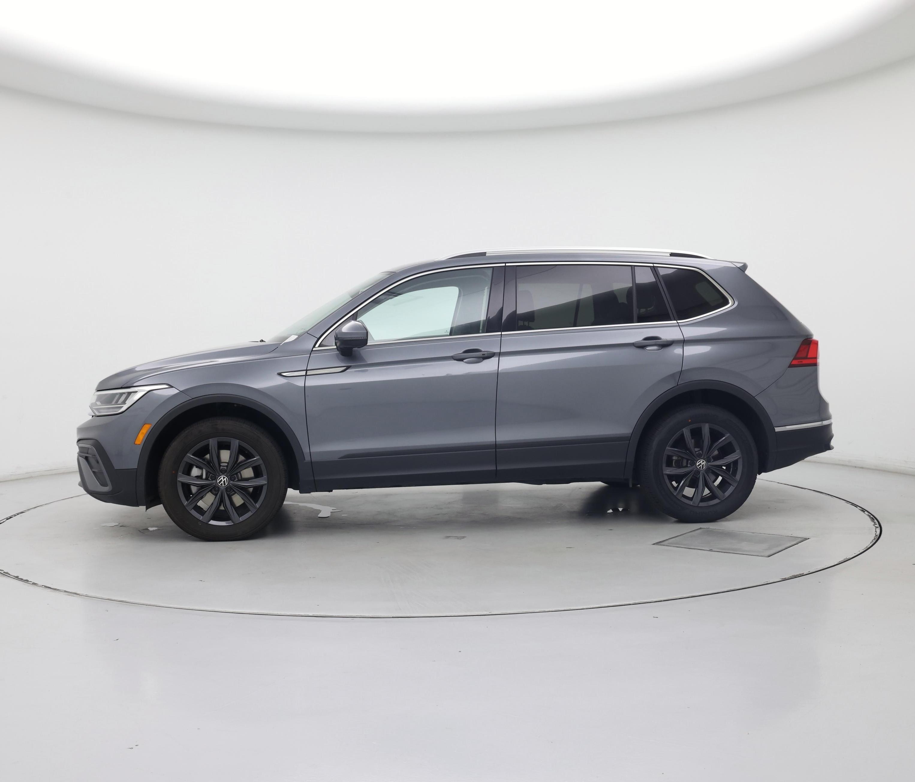 Thumbnail: 2024 Volkswagen Tiguan - 3