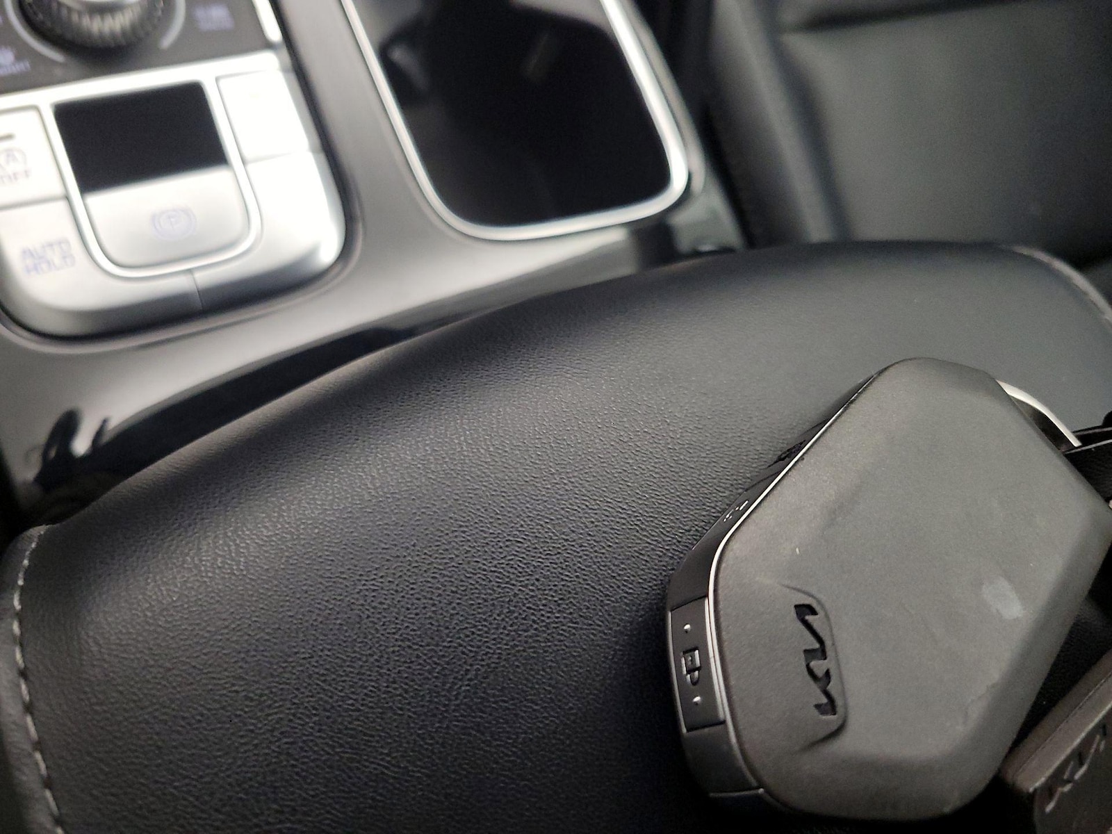 2024 Kia Telluride S - Photo 25