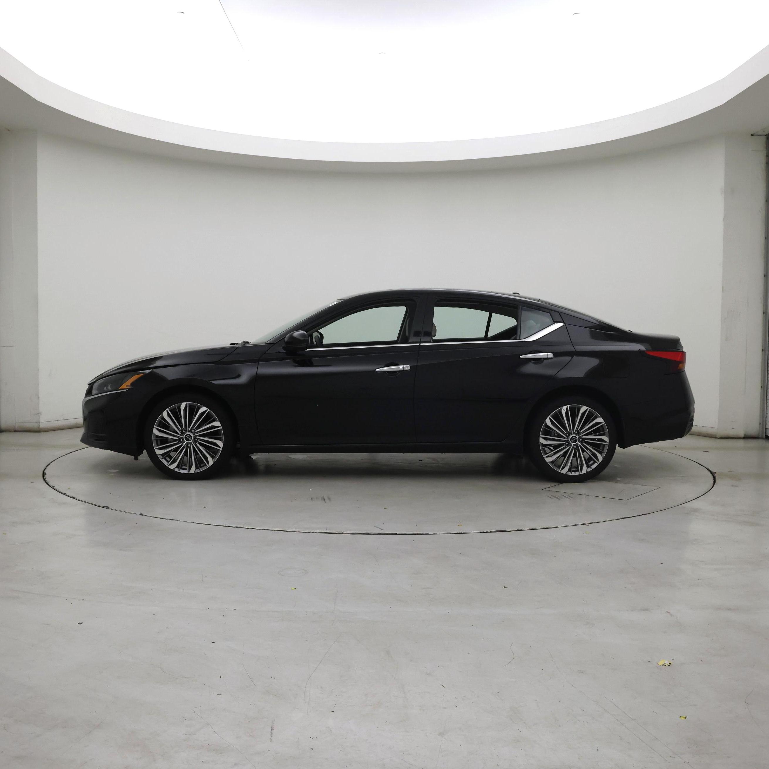 Thumbnail: 2023 Nissan Altima - 3