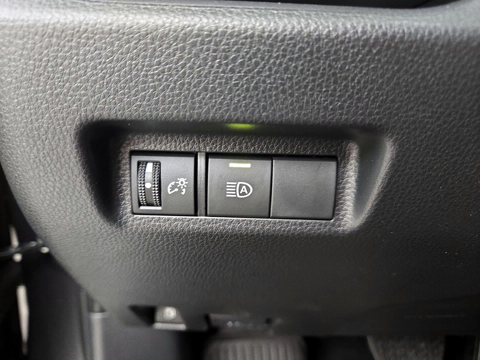 2025 Toyota RAV4 XLE - Photo 14