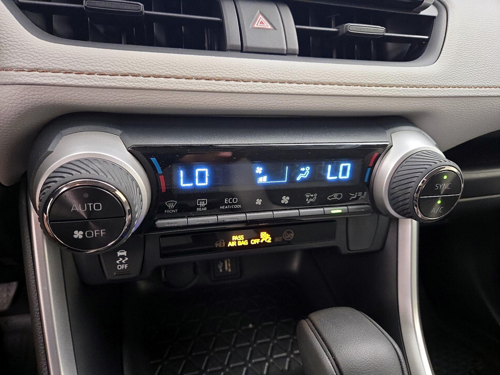 2025 Toyota RAV4 XLE - Photo 17