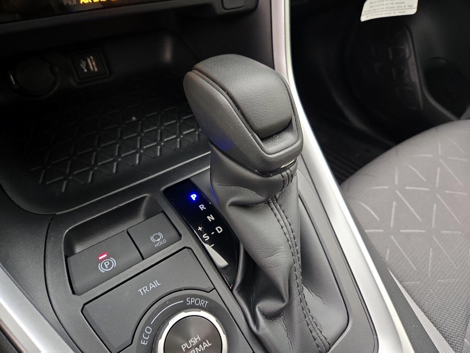 2025 Toyota RAV4 XLE - Photo 18