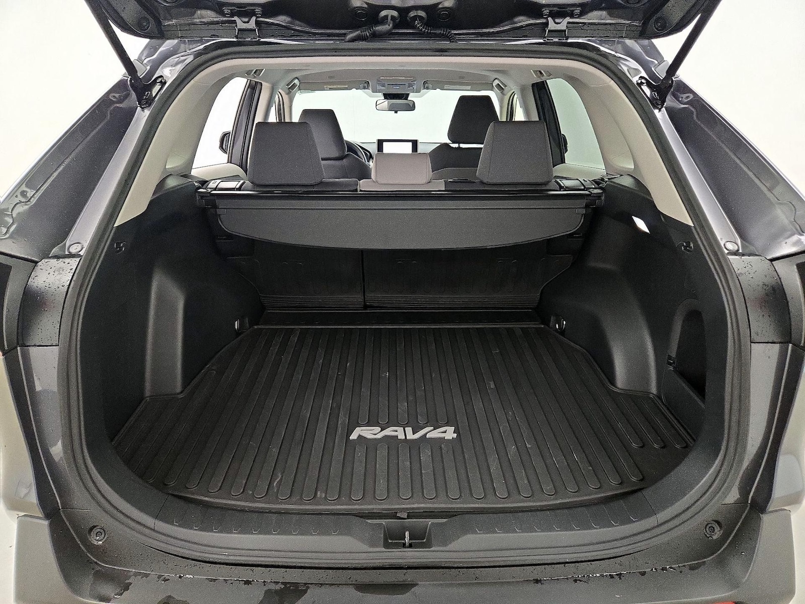 2025 Toyota RAV4 XLE - Photo 21