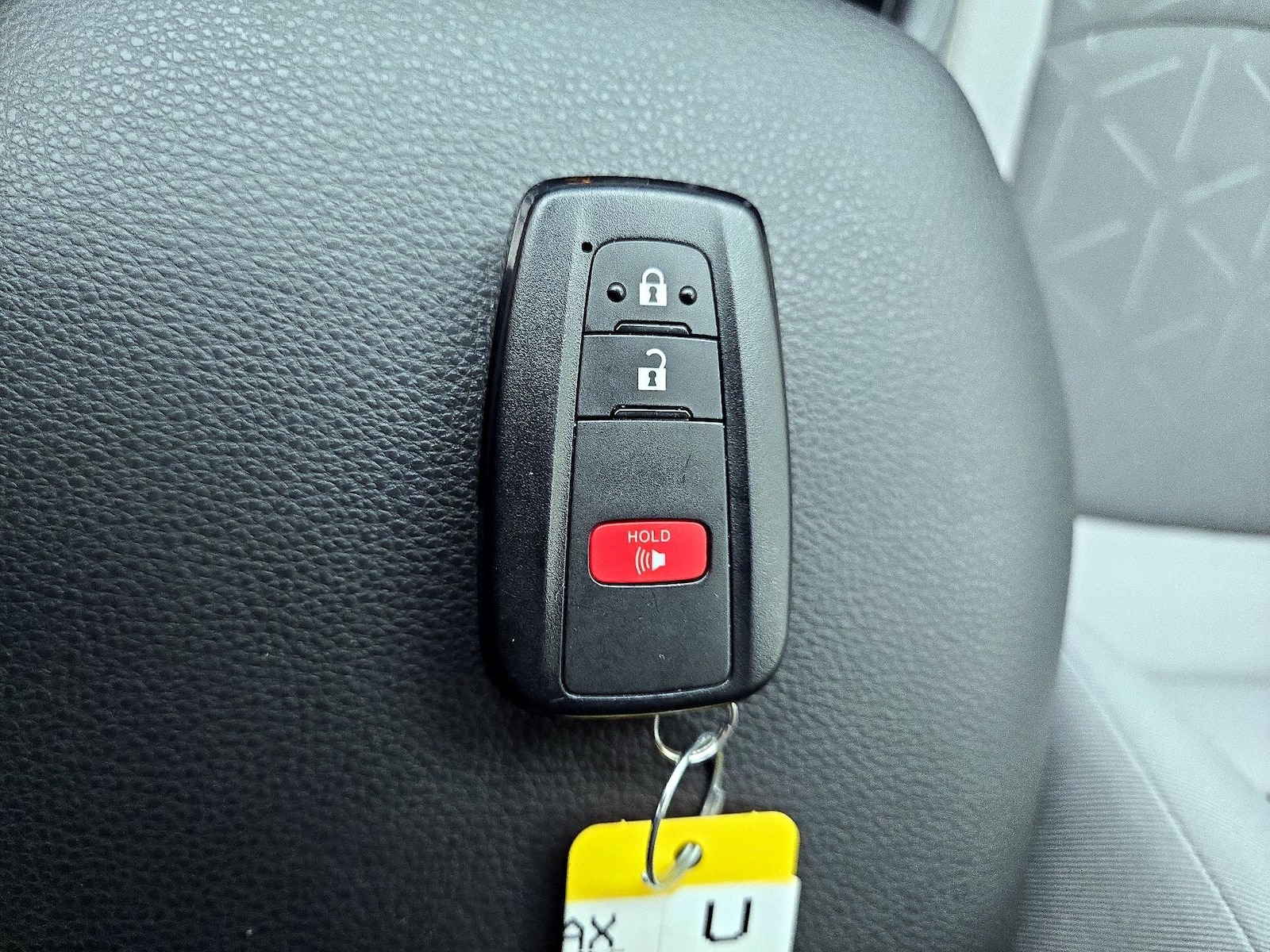 2025 Toyota RAV4 XLE - Photo 23