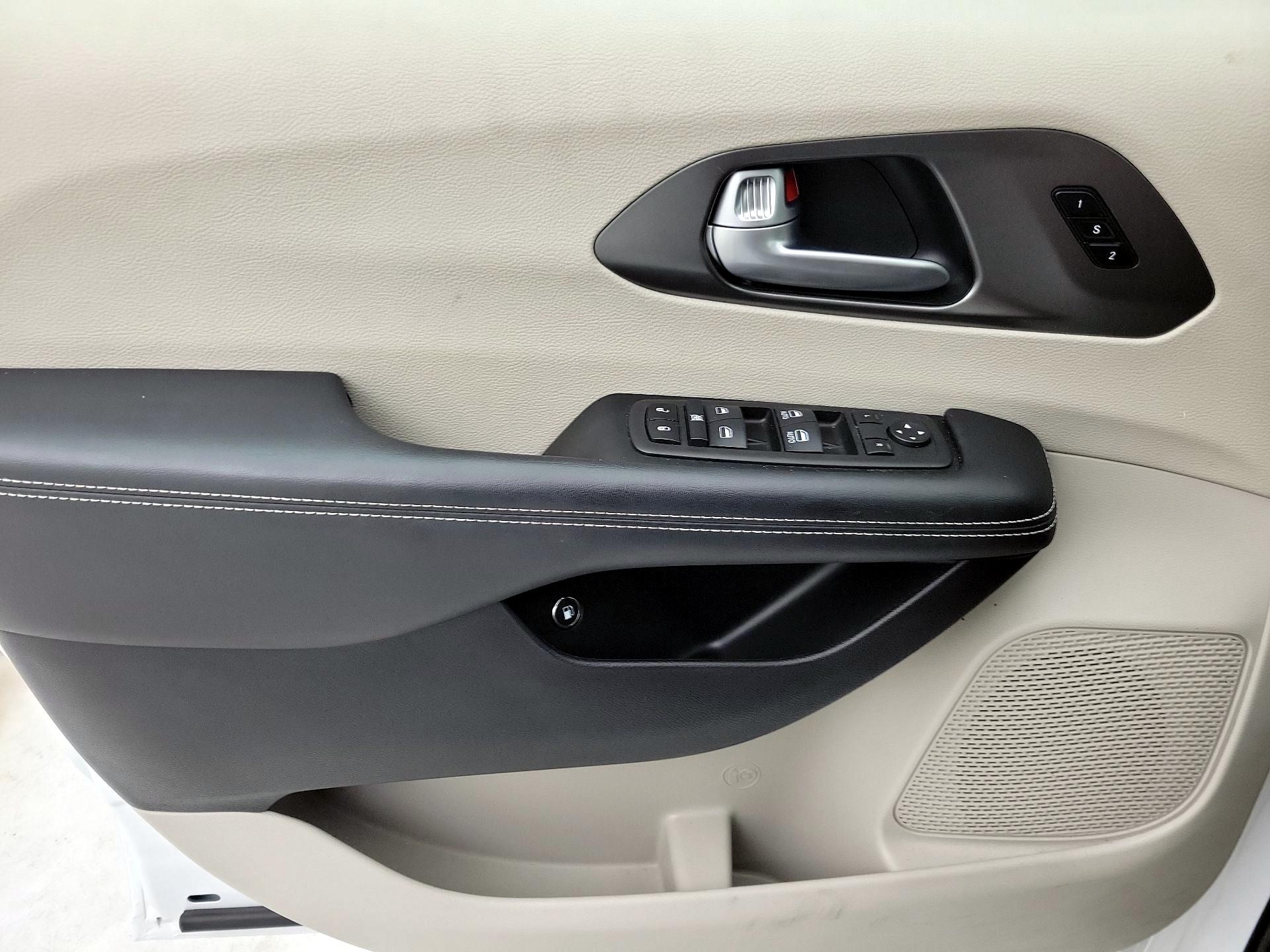 Thumbnail: 2024 Chrysler Pacifica - 12