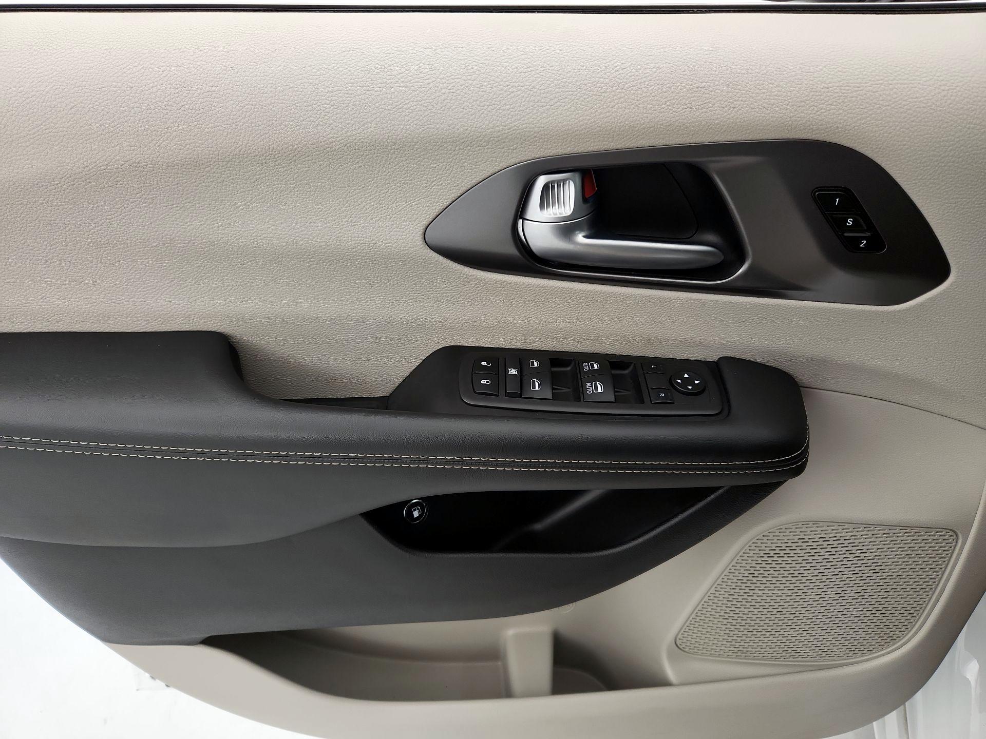 Thumbnail: 2024 Chrysler Pacifica - 12