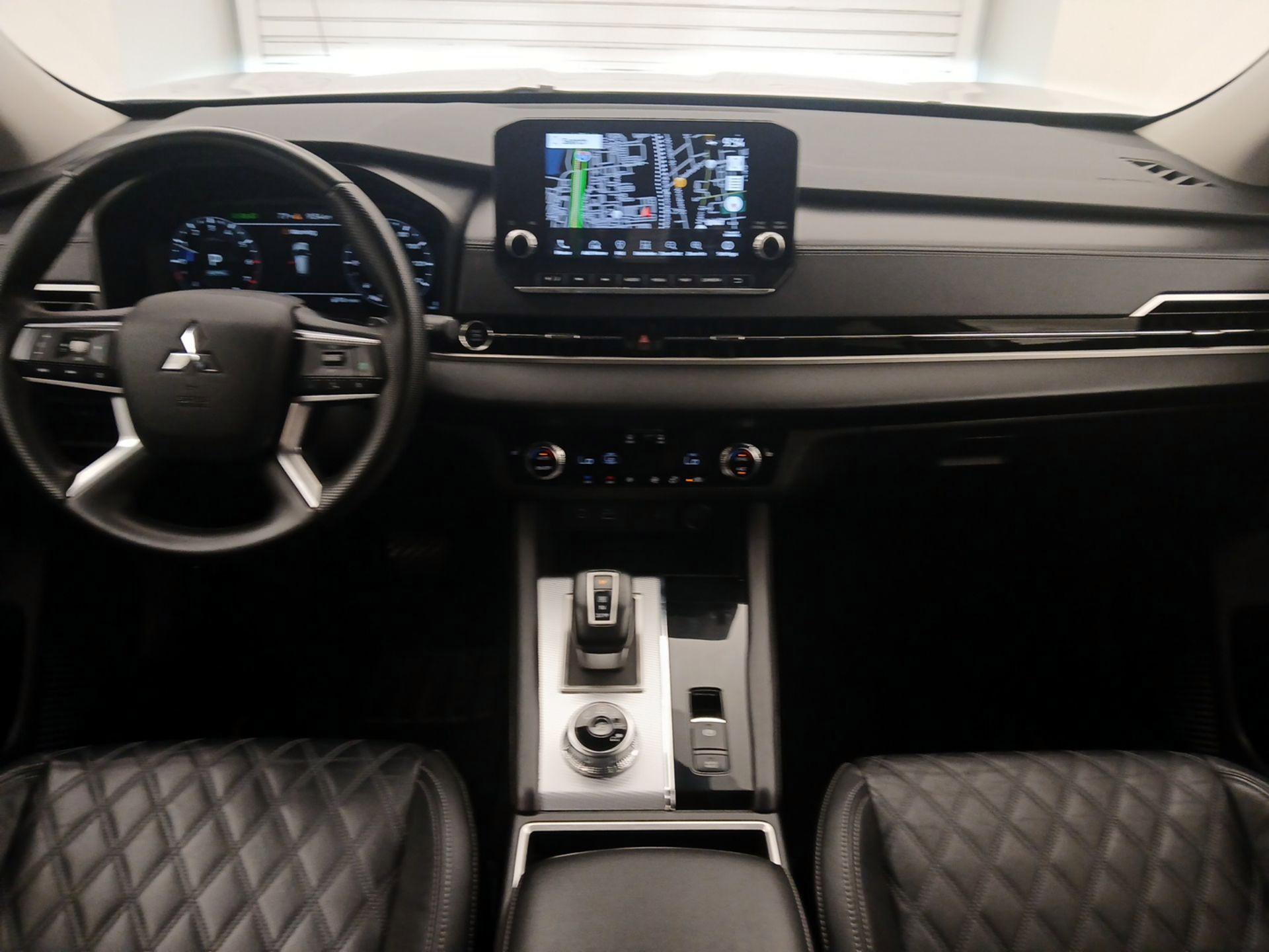 Thumbnail: 2024 Mitsubishi Outlander - 9