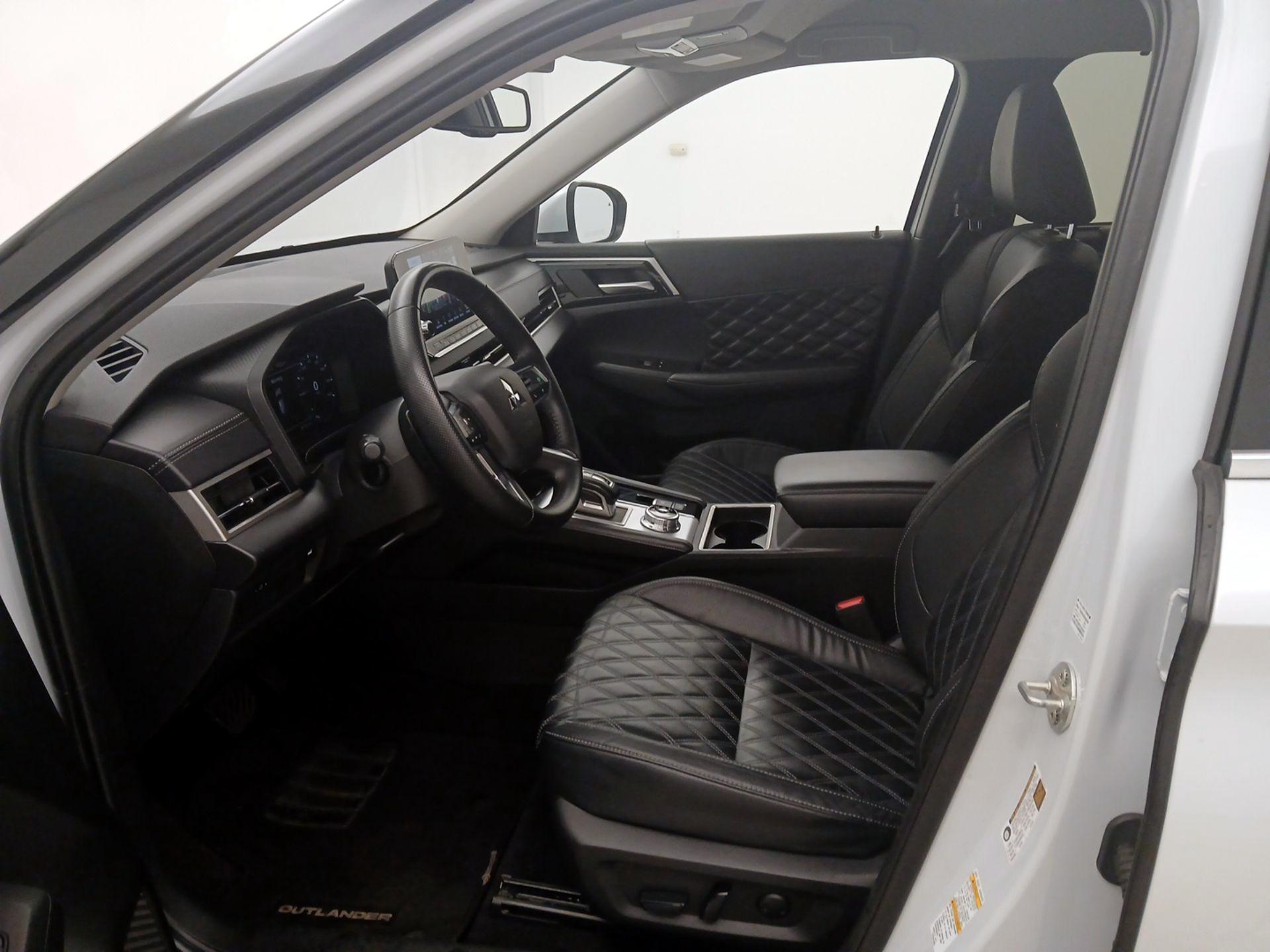 Thumbnail: 2024 Mitsubishi Outlander - 11