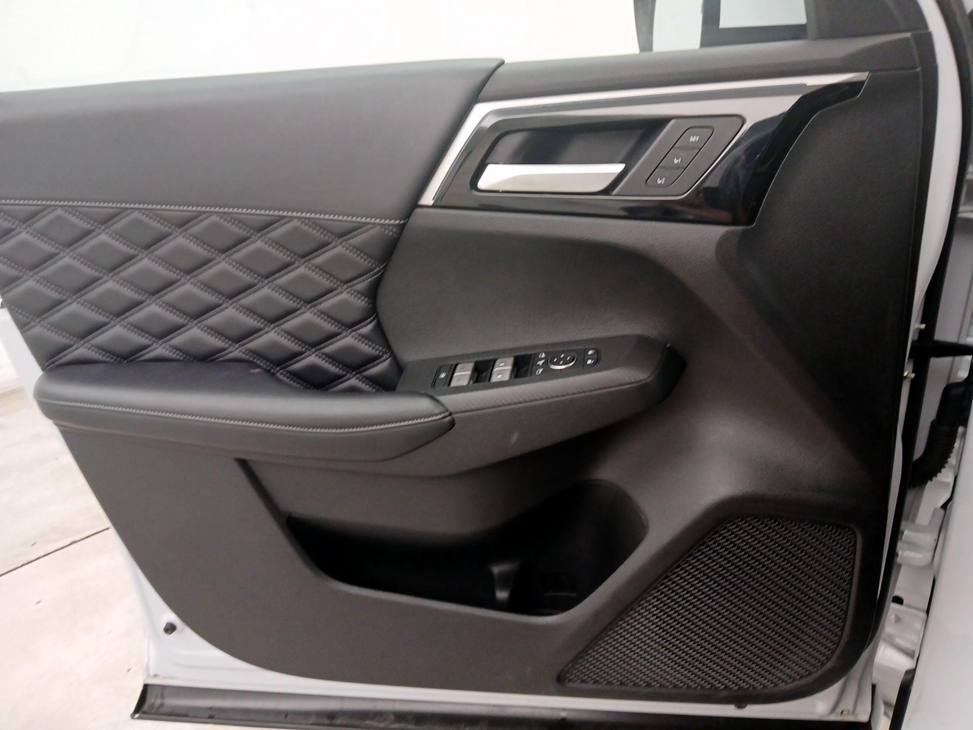 Thumbnail: 2024 Mitsubishi Outlander - 12