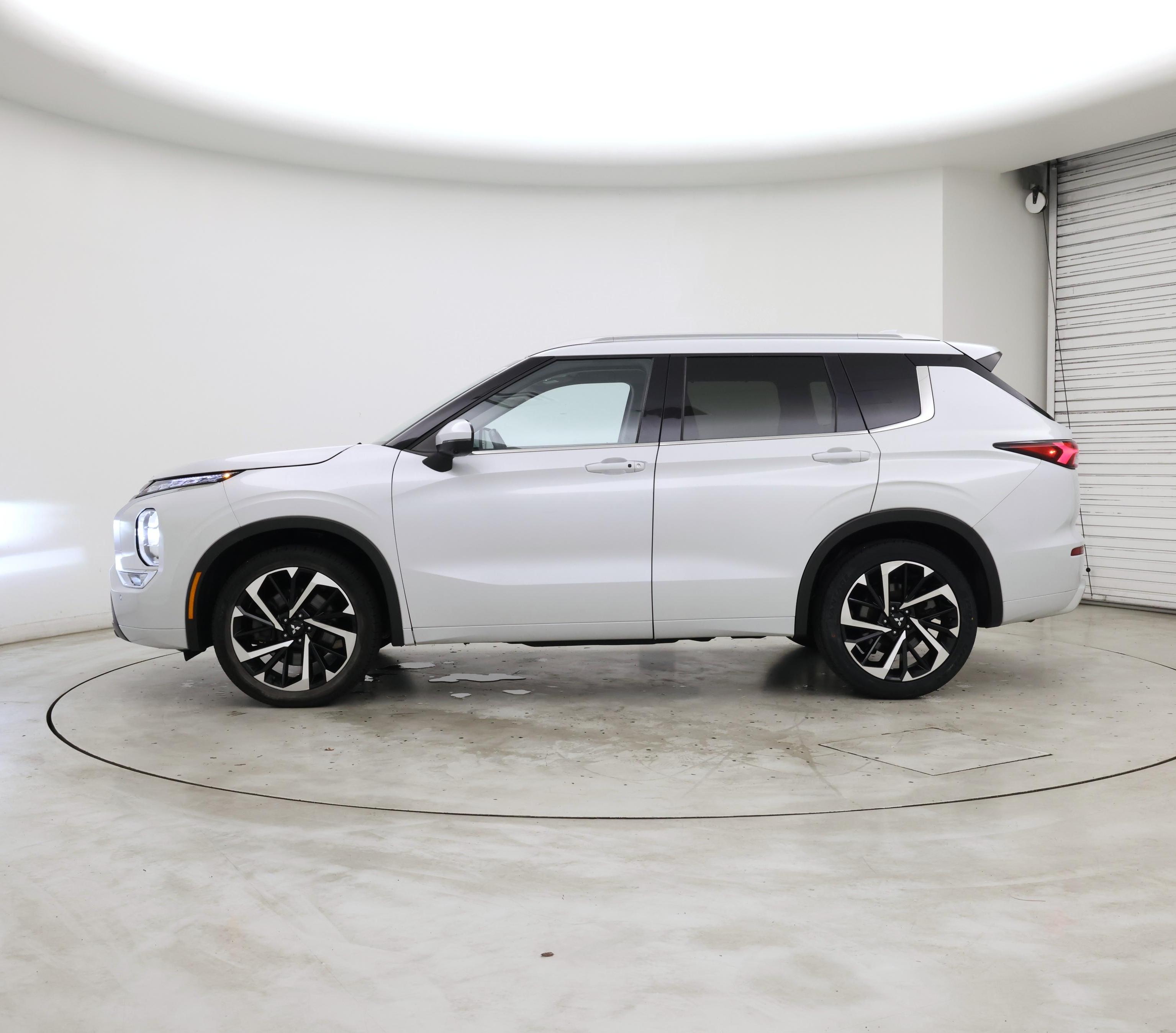 Thumbnail: 2024 Mitsubishi Outlander - 3