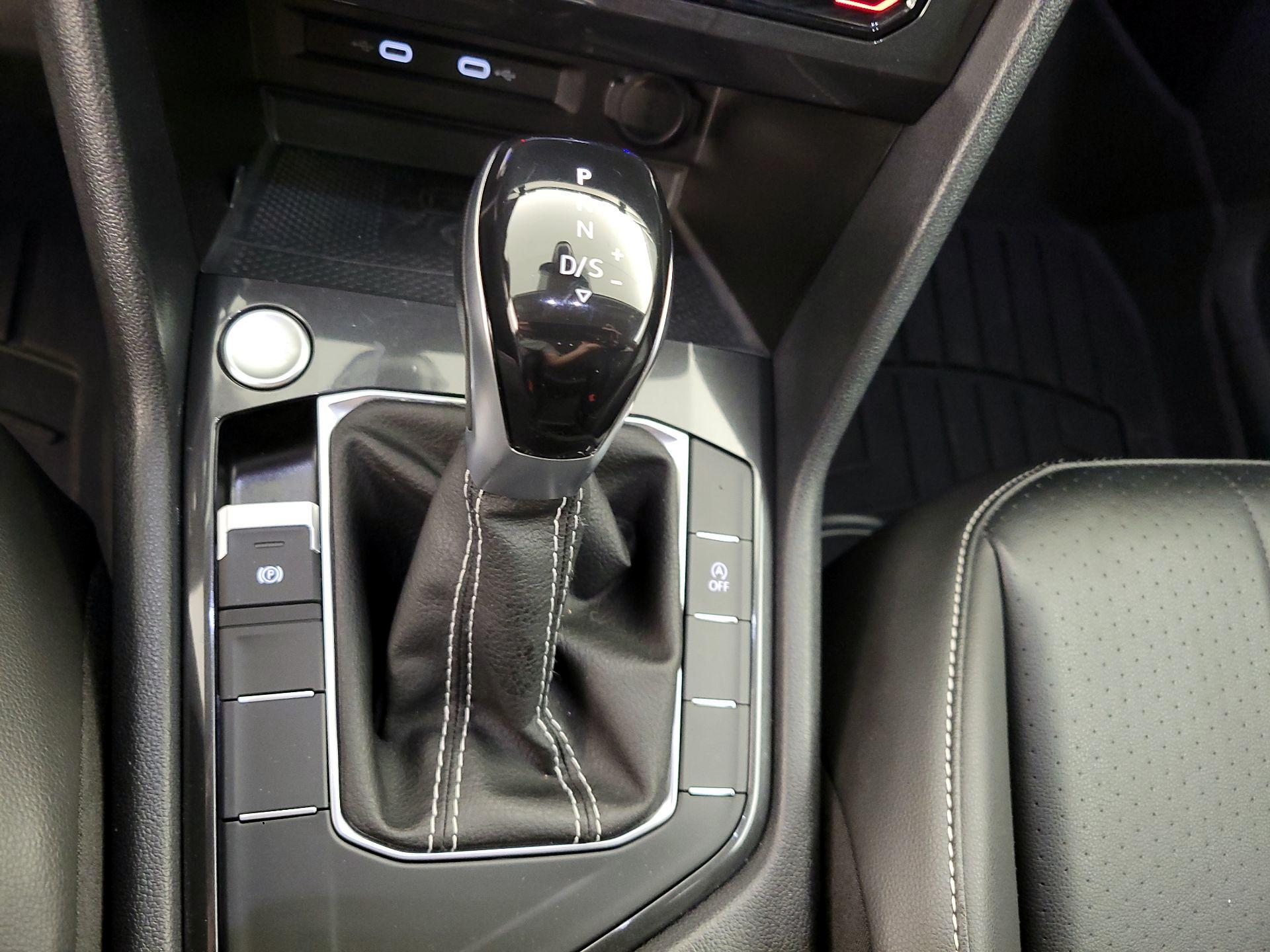 Thumbnail: 2022 Volkswagen Tiguan - 17