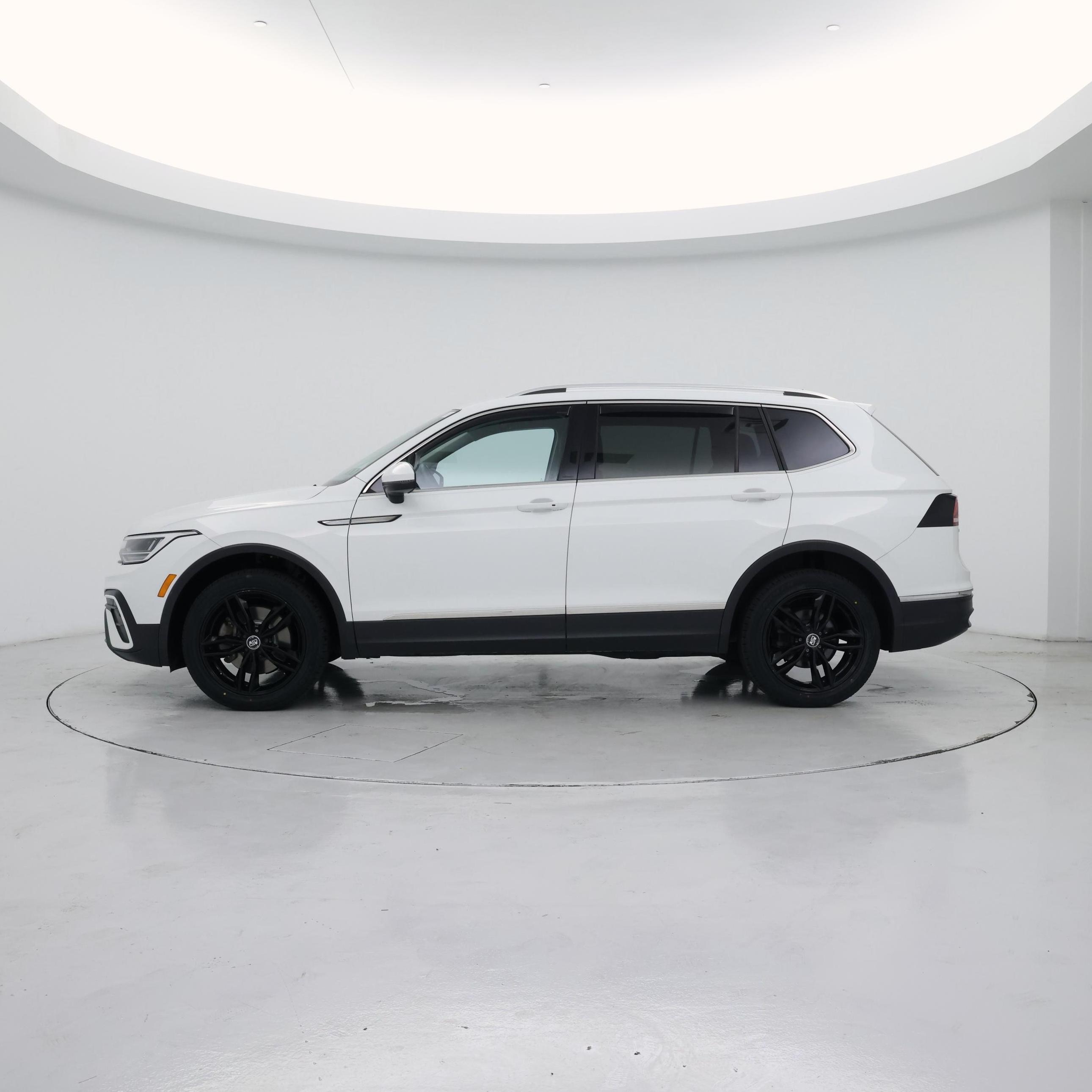 Thumbnail: 2022 Volkswagen Tiguan - 3