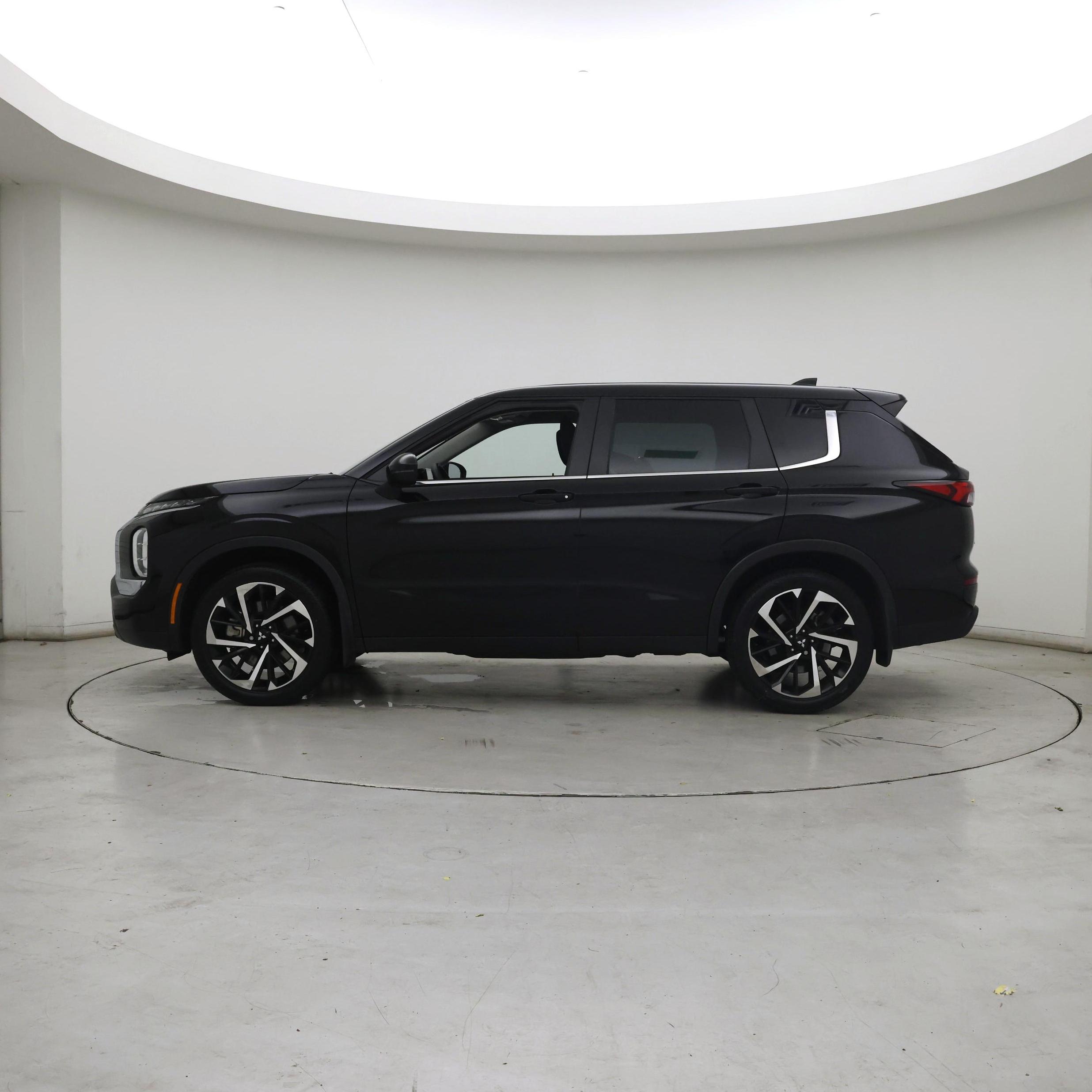 Thumbnail: 2022 Mitsubishi Outlander - 3