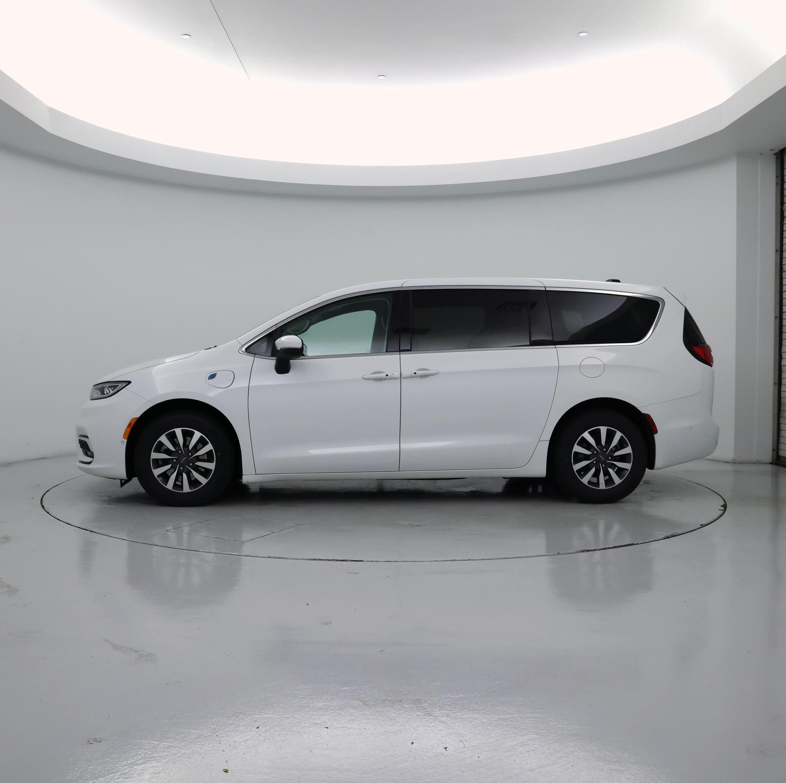 Thumbnail: 2023 Chrysler Pacifica - 3