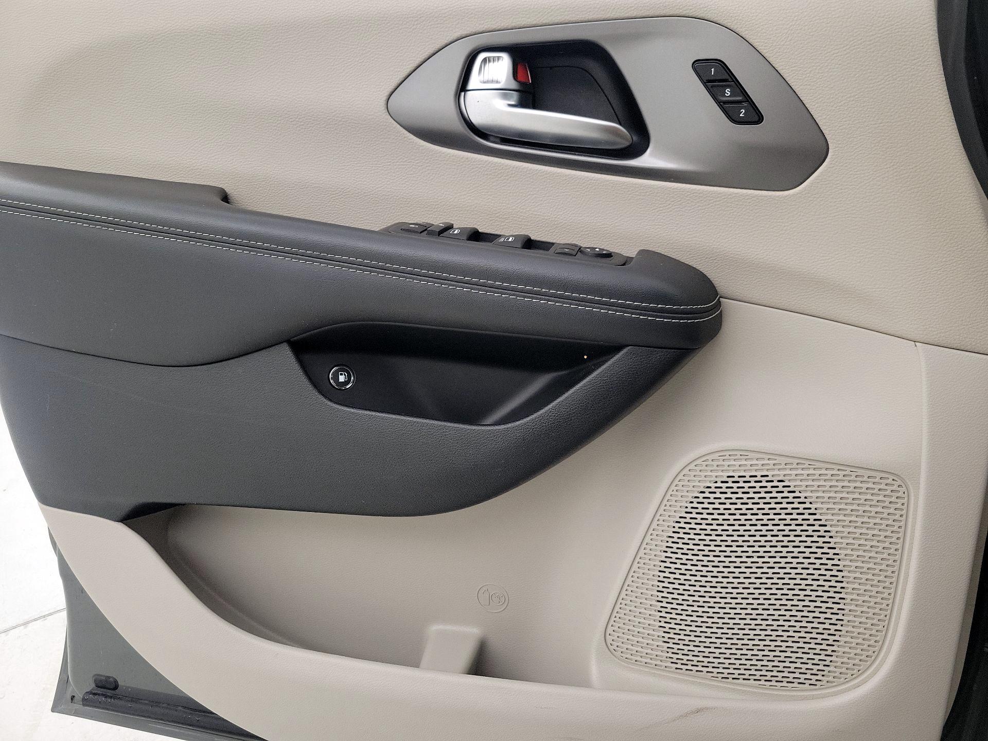 Thumbnail: 2023 Chrysler Pacifica - 12