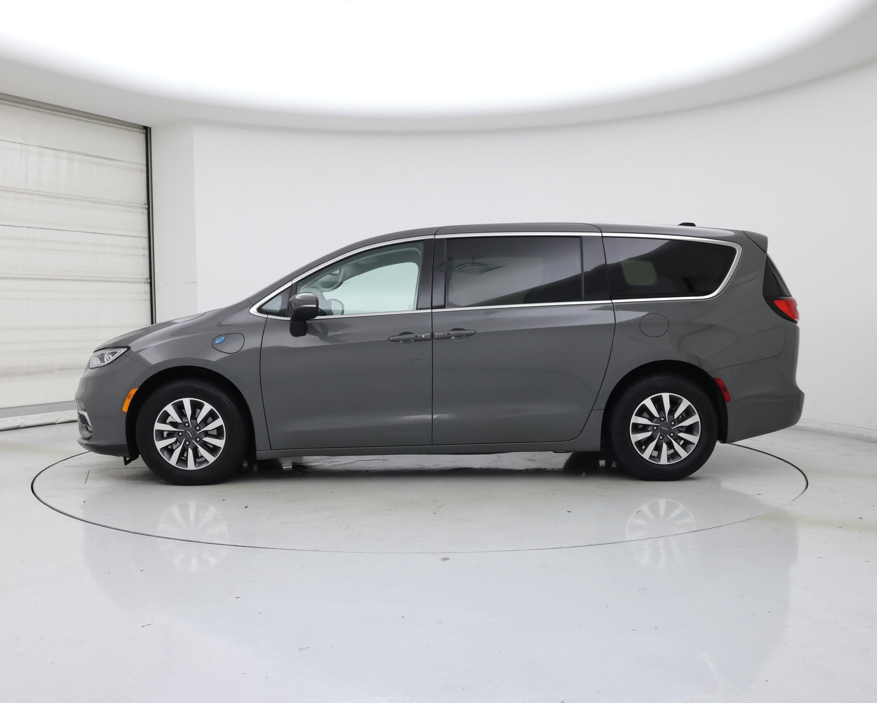 Thumbnail: 2023 Chrysler Pacifica - 3