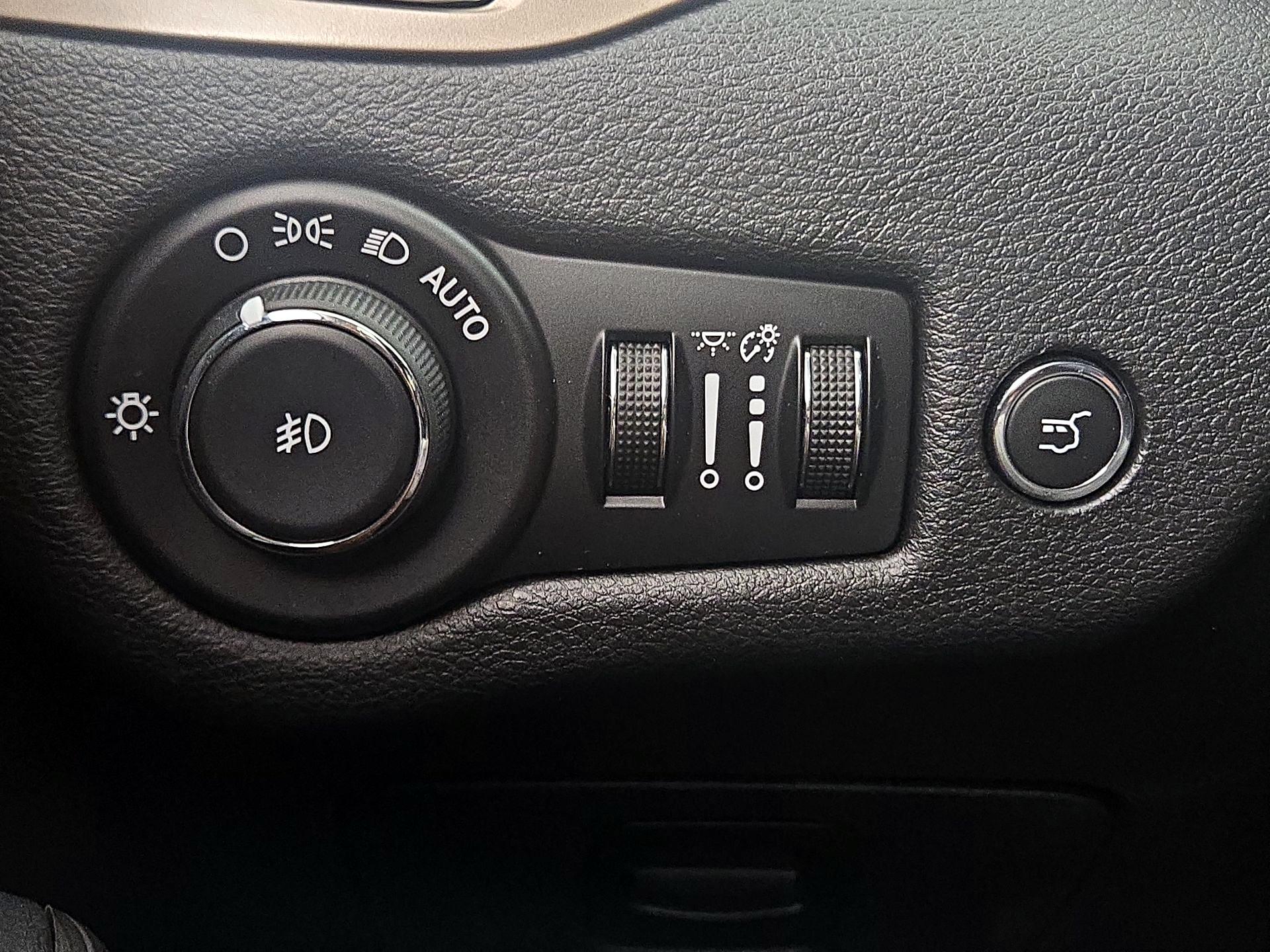 Thumbnail: 2015 Jeep Cherokee - 13