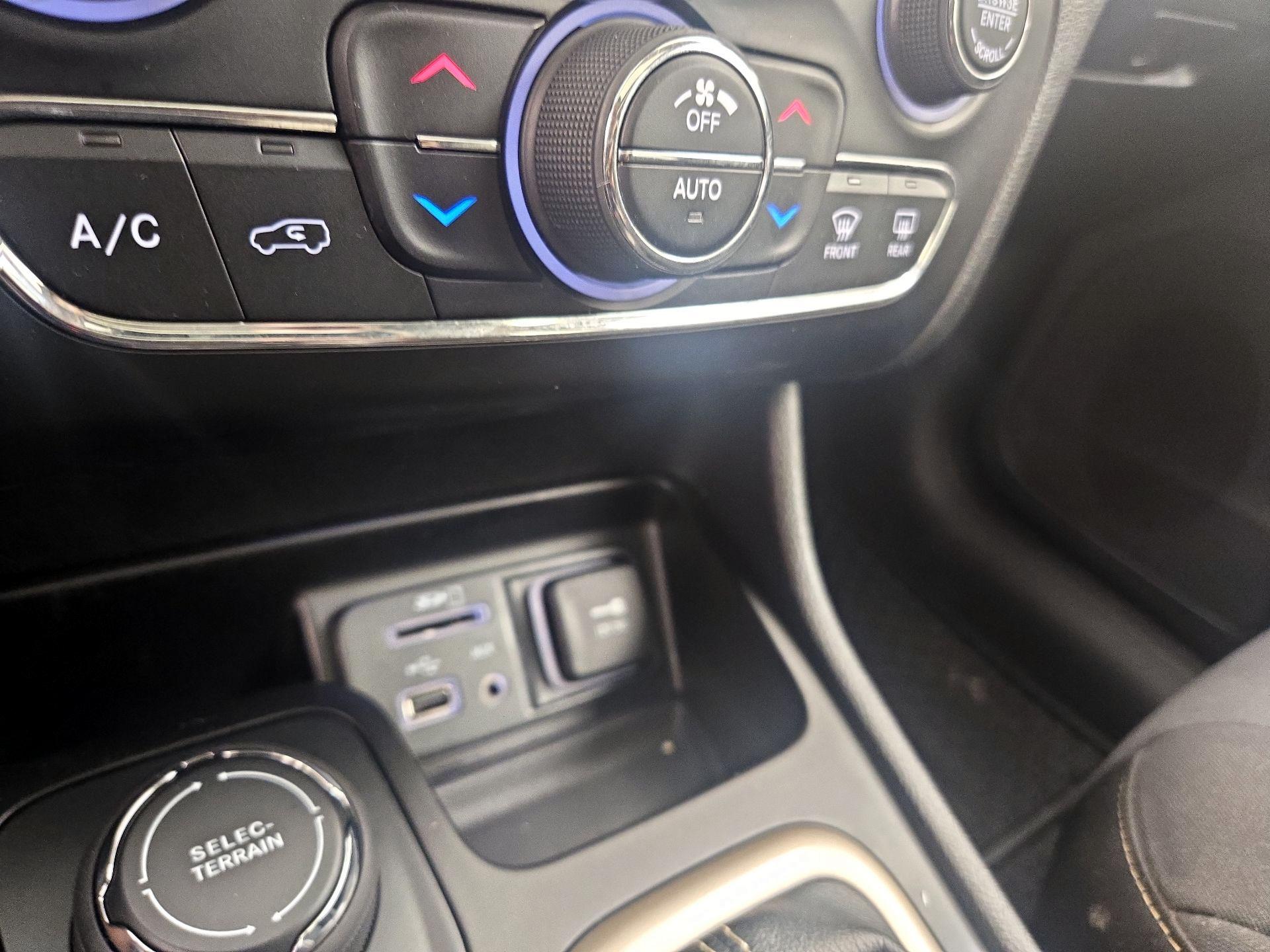 Thumbnail: 2015 Jeep Cherokee - 17