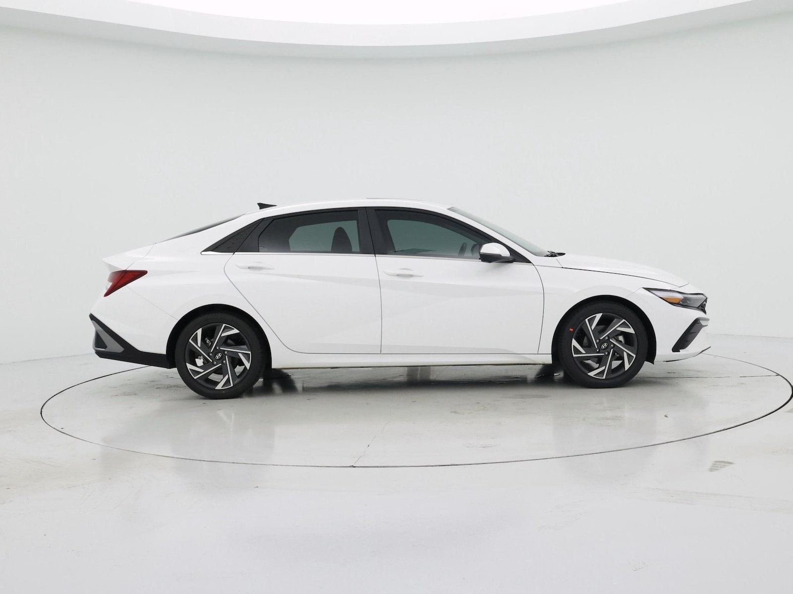 2024 Hyundai Elantra Limited - Photo 8